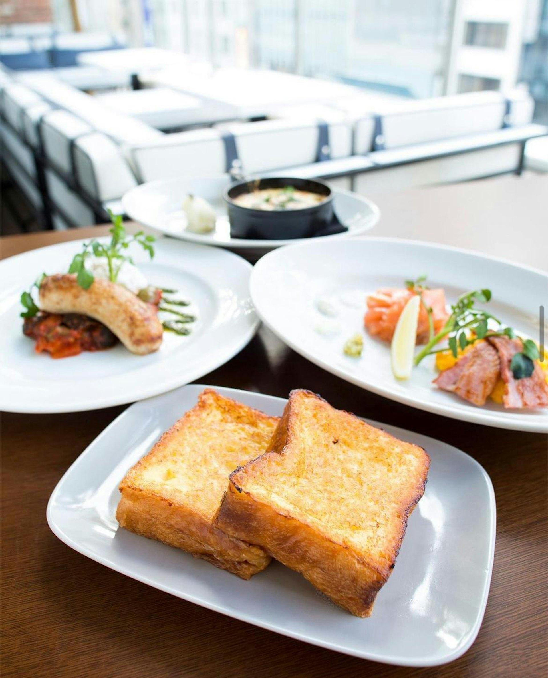 早餐時段只要點一份主食就會送上兩片法式多士。(圖片來源:IG@mercer_brunch) 早餐時段只要點一份主食就會送上兩片法式多士。(圖片來源:IG@mercer_brunch)