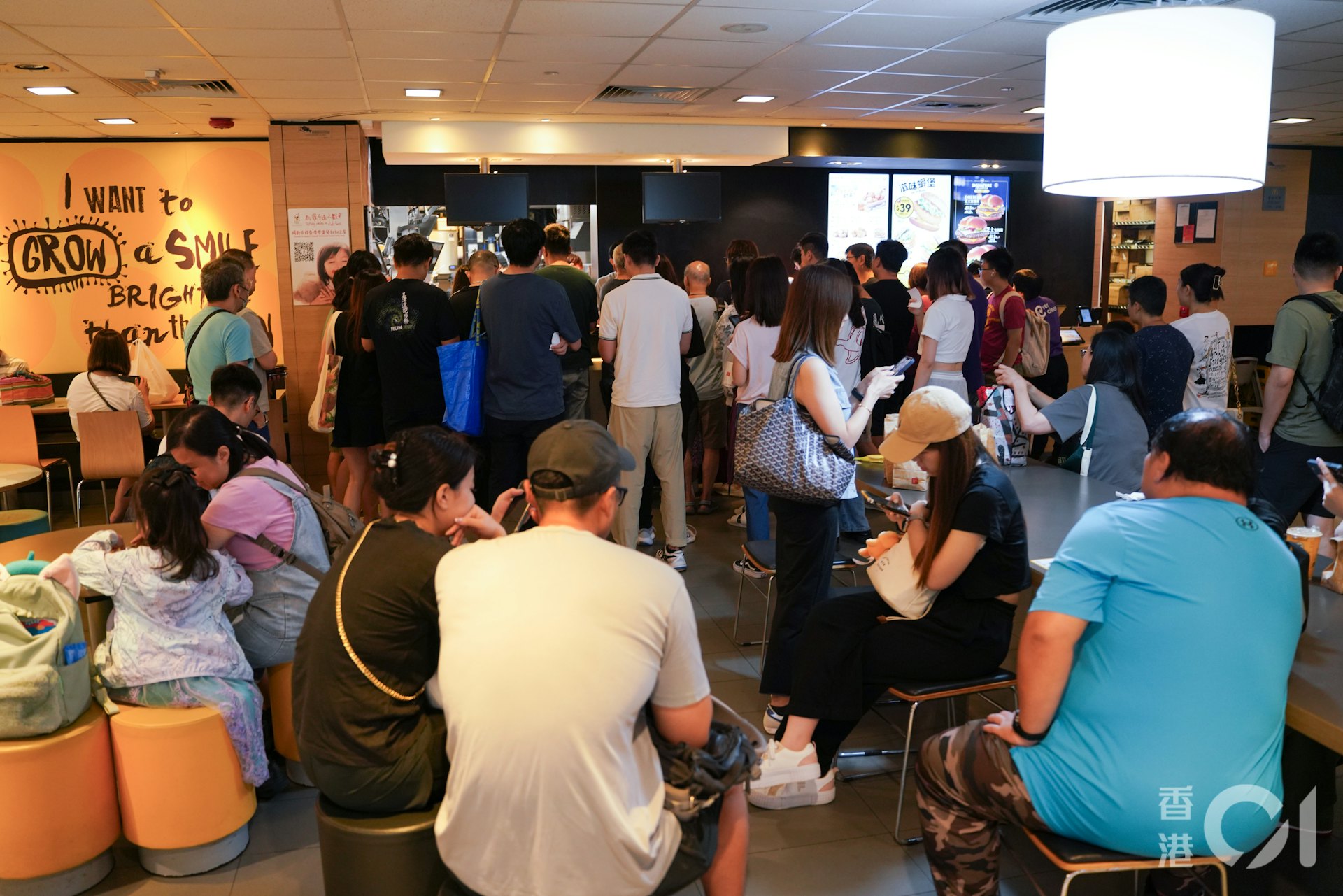 2024年7月27日,荃灣愉景新城麥當勞有多人輪候購買港版McGriddles,即楓糖班戟漢堡系列。(資料圖片/黃浩謙攝) 2024年7月27日,荃灣愉景新城麥當勞有多人輪候購買港版McGriddles,即楓糖班戟漢堡系列。(資料圖片/黃浩謙攝)