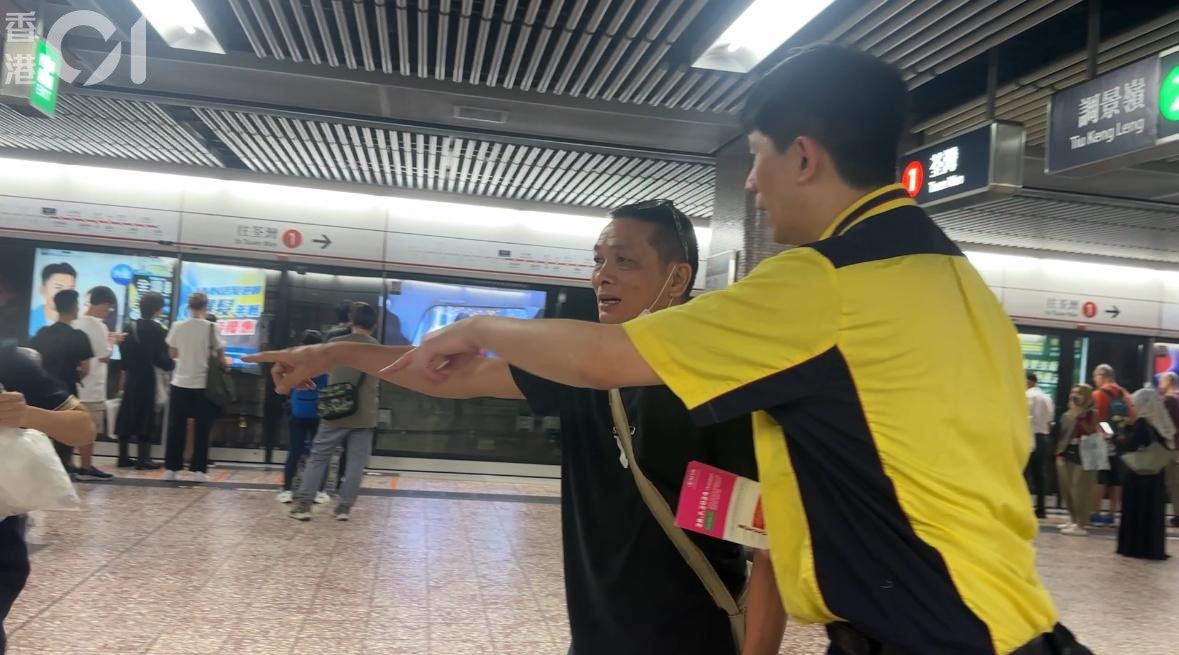 趕返工的吳先生抵達太子站才知道不能直達黃埔，獲職員告知需要到九龍塘再轉車。（鄭嘉惠攝）