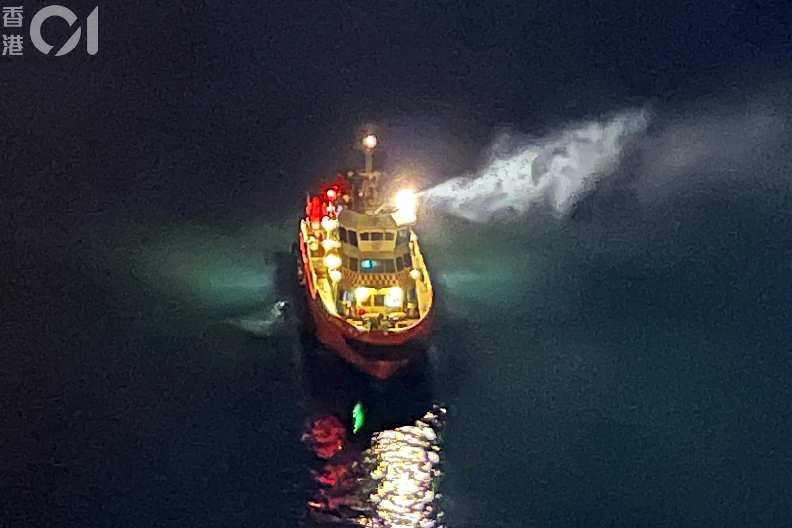 消防船在青馬大橋附近海面搜索。(李家傑攝)