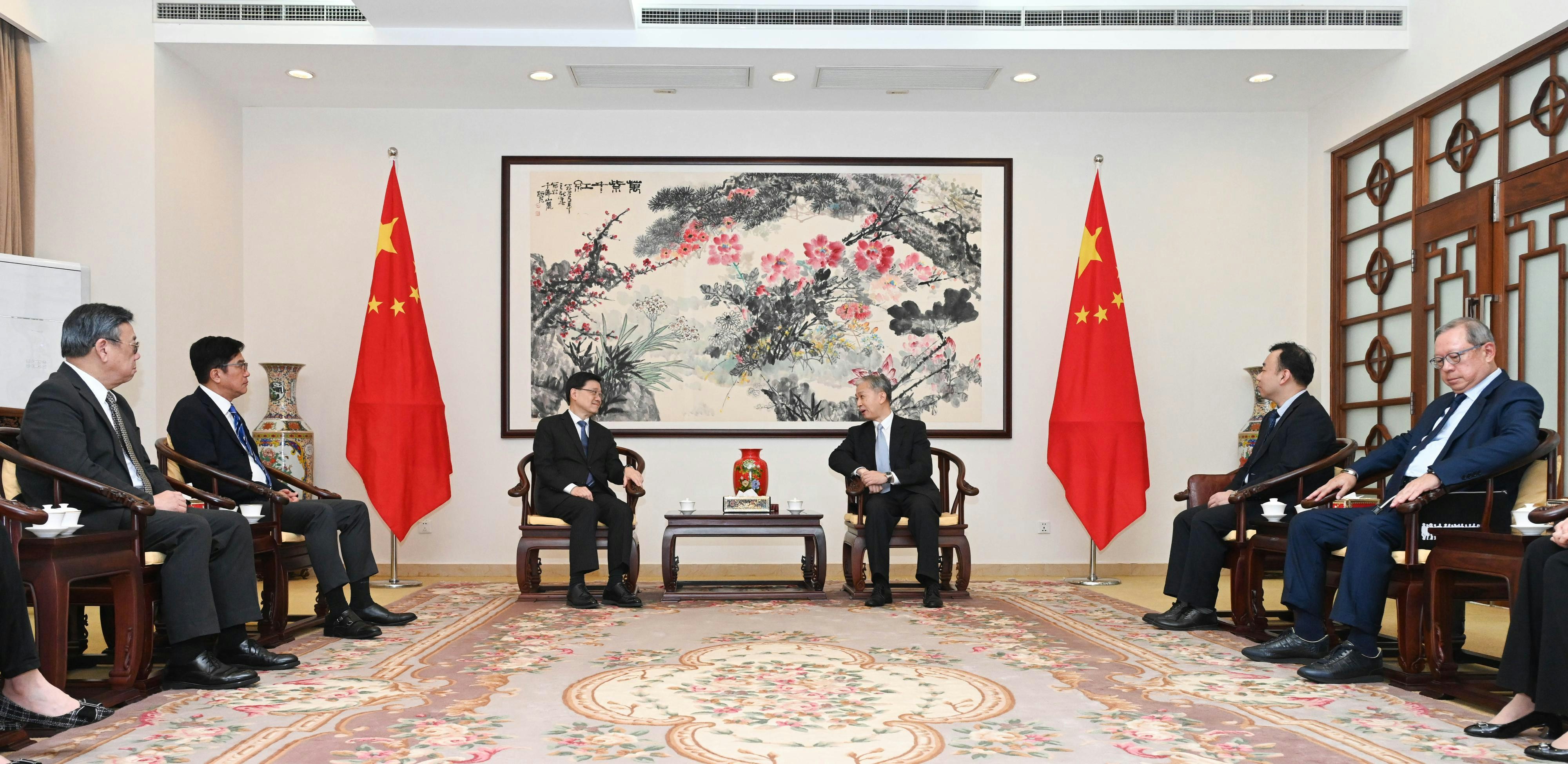 行政長官李家超（左三）今日（七月三十日）在柬埔寨與中華人民共和國駐柬埔寨王國特命全權大使汪文斌（右三）會面。財政司副司長黃偉綸（左二）和商務及經濟發展局局長丘應樺（左一）亦有出席。（政府新聞處）