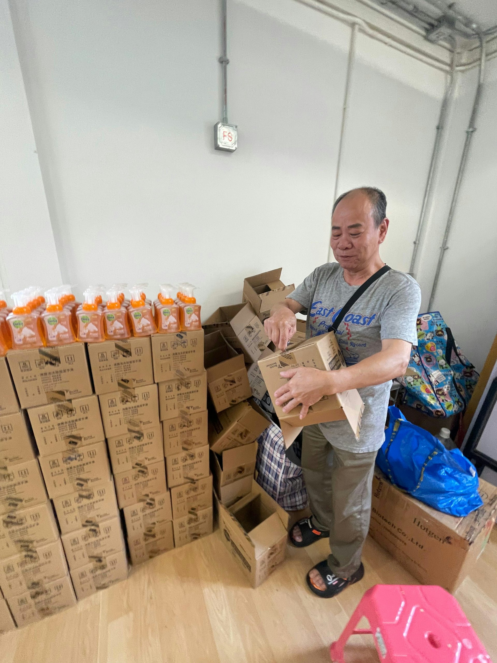 派發洗手液當日,居民佘先生除自己領取外,更不忘幫忙派發及收拾,擔當義工的角色。 派發洗手液當日,居民佘先生除自己領取外,更不忘幫忙派發及收拾,擔當義工的角色。