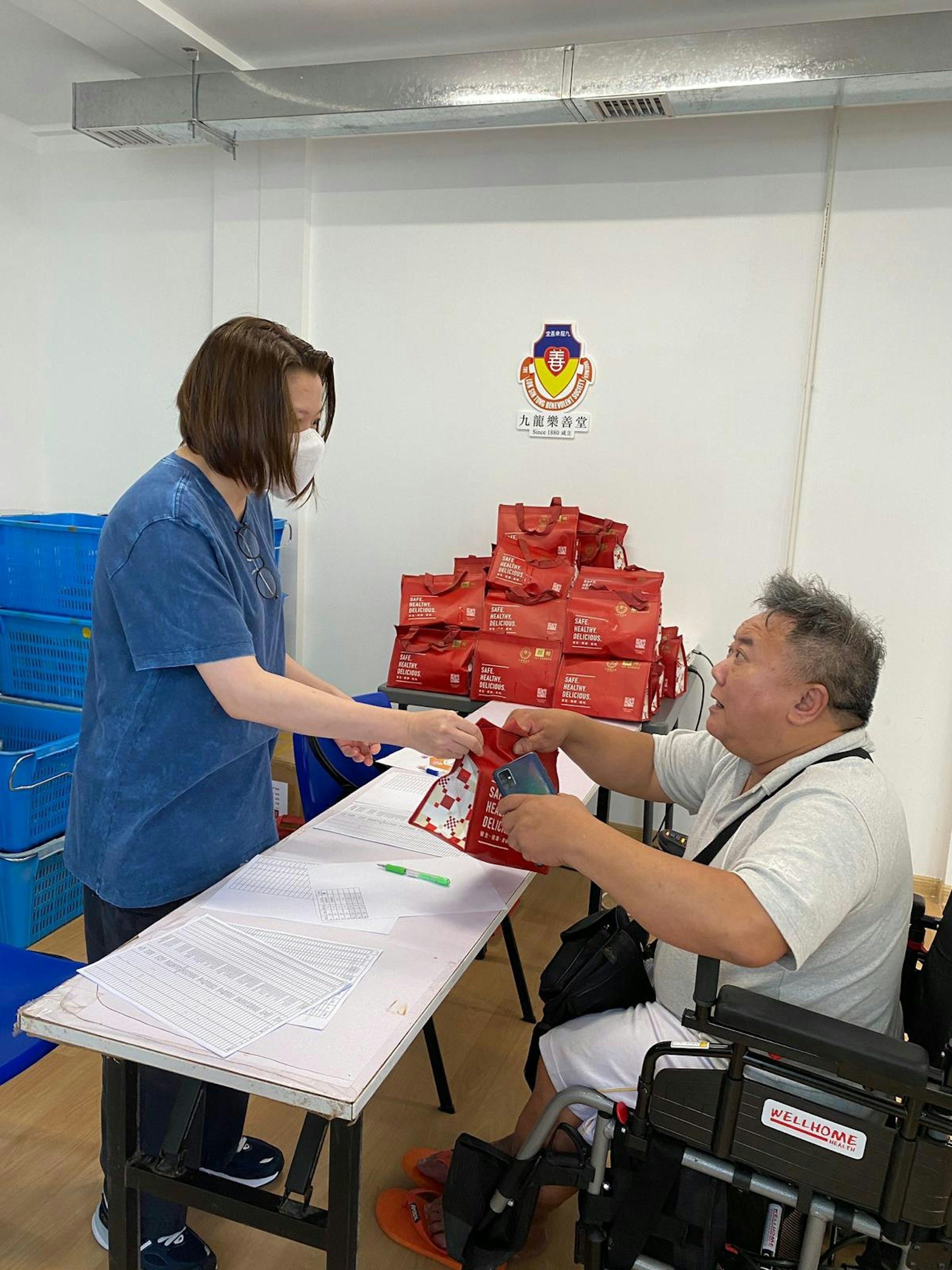 端午節活動,同事特別讓殘障人士出來走走,一同渡端午。另有派洗手液活動。 端午節活動,同事特別讓殘障人士出來走走,一同渡端午。另有派洗手液活動。