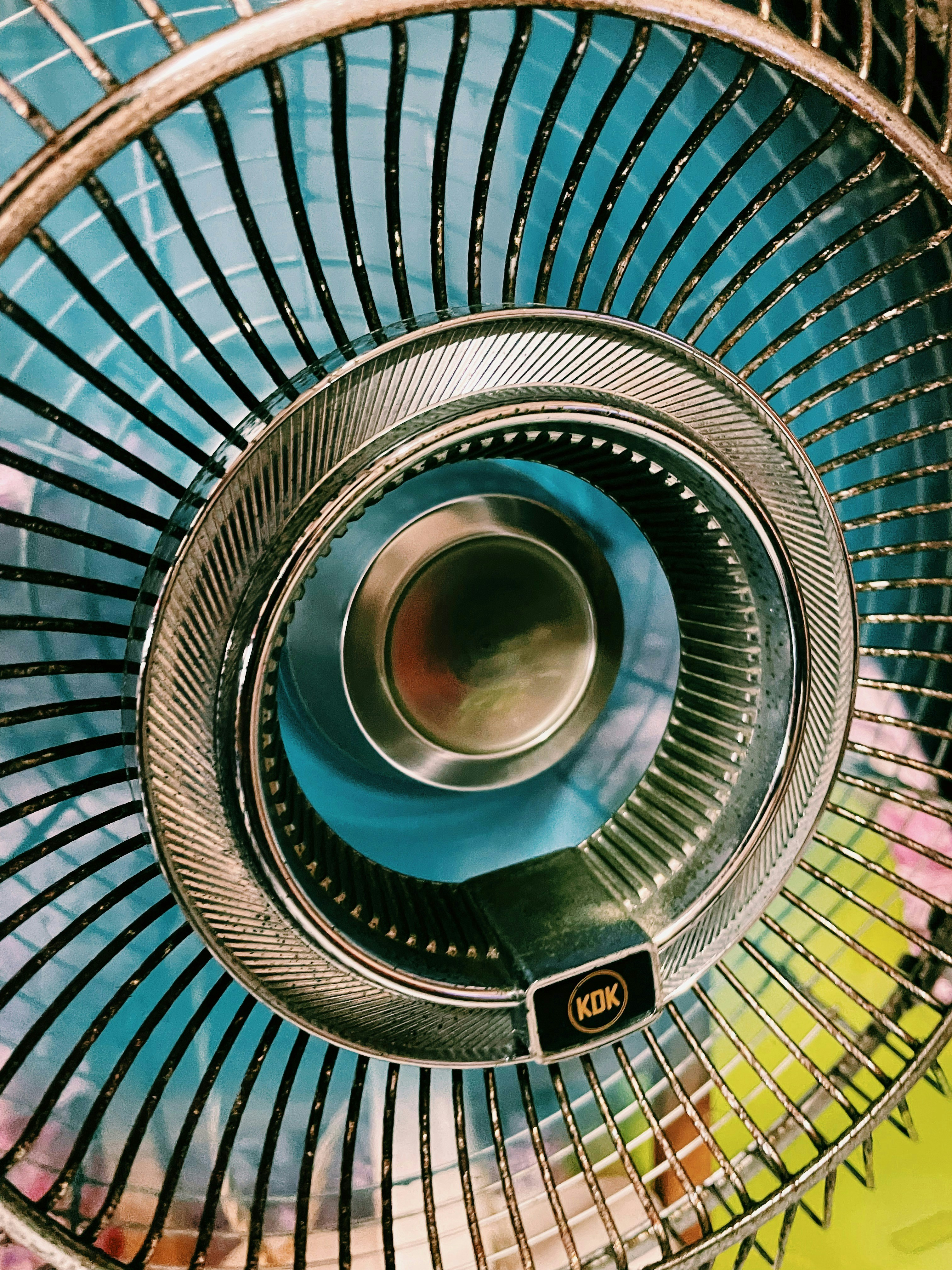 風扇放在這位置，能令冷氣效能提升。（unsplash@yoris-yunanda）