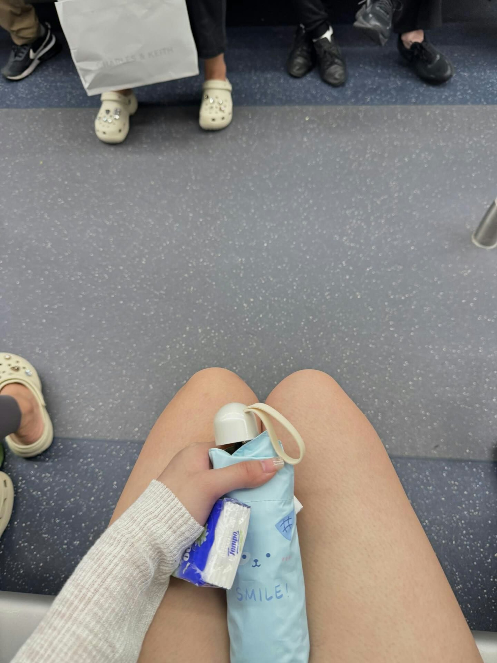 最近1名網民在社交平台分享,表示她日前情緒低落,後來忽然有1名母親輕拍她,示意其女兒想讓座給她。(Threads圖片) 最近1名網民在社交平台分享,表示她日前情緒低落,後來忽然有1名母親輕拍她,示意其女兒想讓座給她。(Threads圖片)