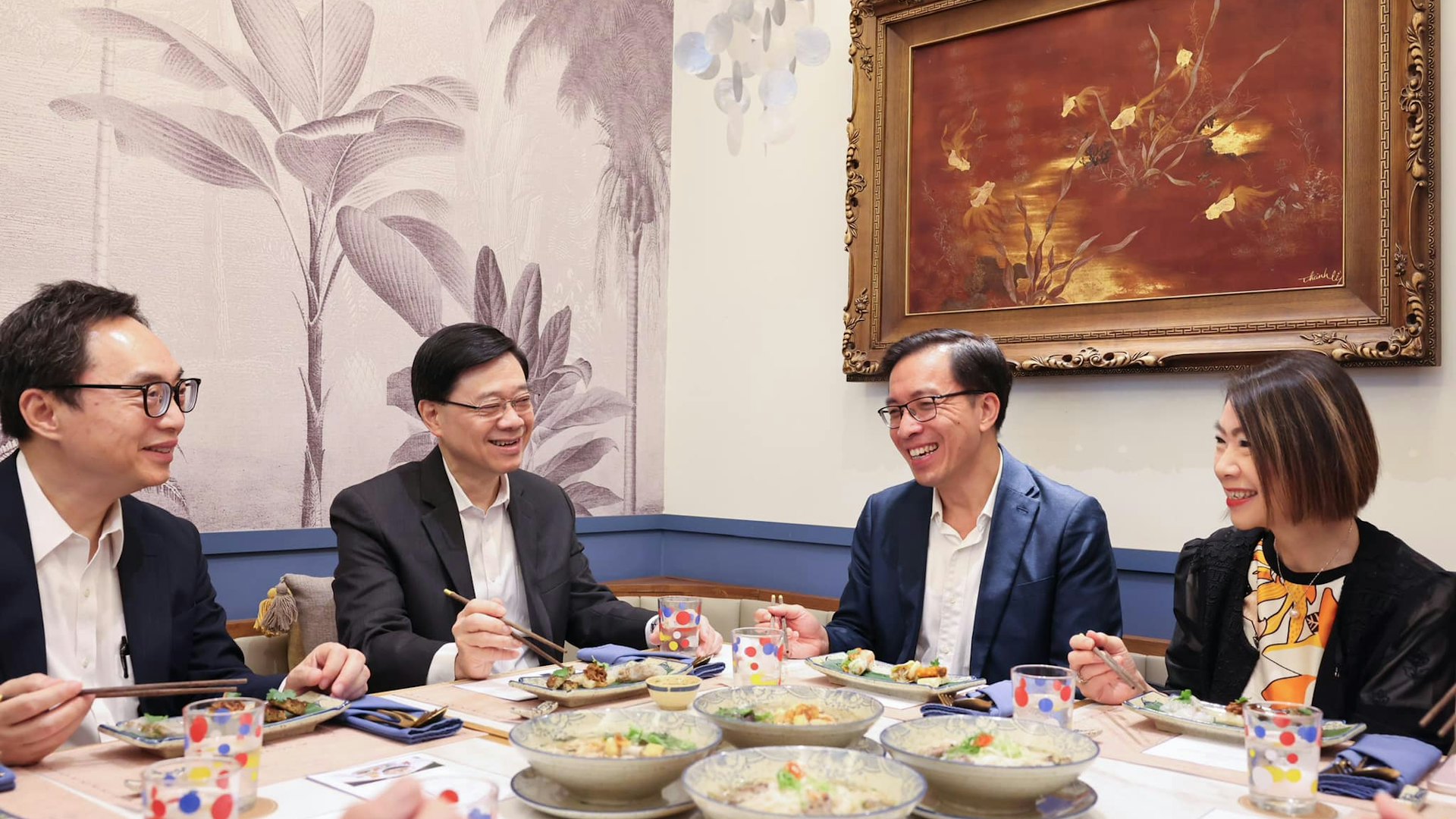 李家超再訪東盟|品嚐越南菜 大讚港人店主「識路」又「食腦」 李家超再訪東盟|品嚐越南菜 大讚港人店主「識路」又「食腦」