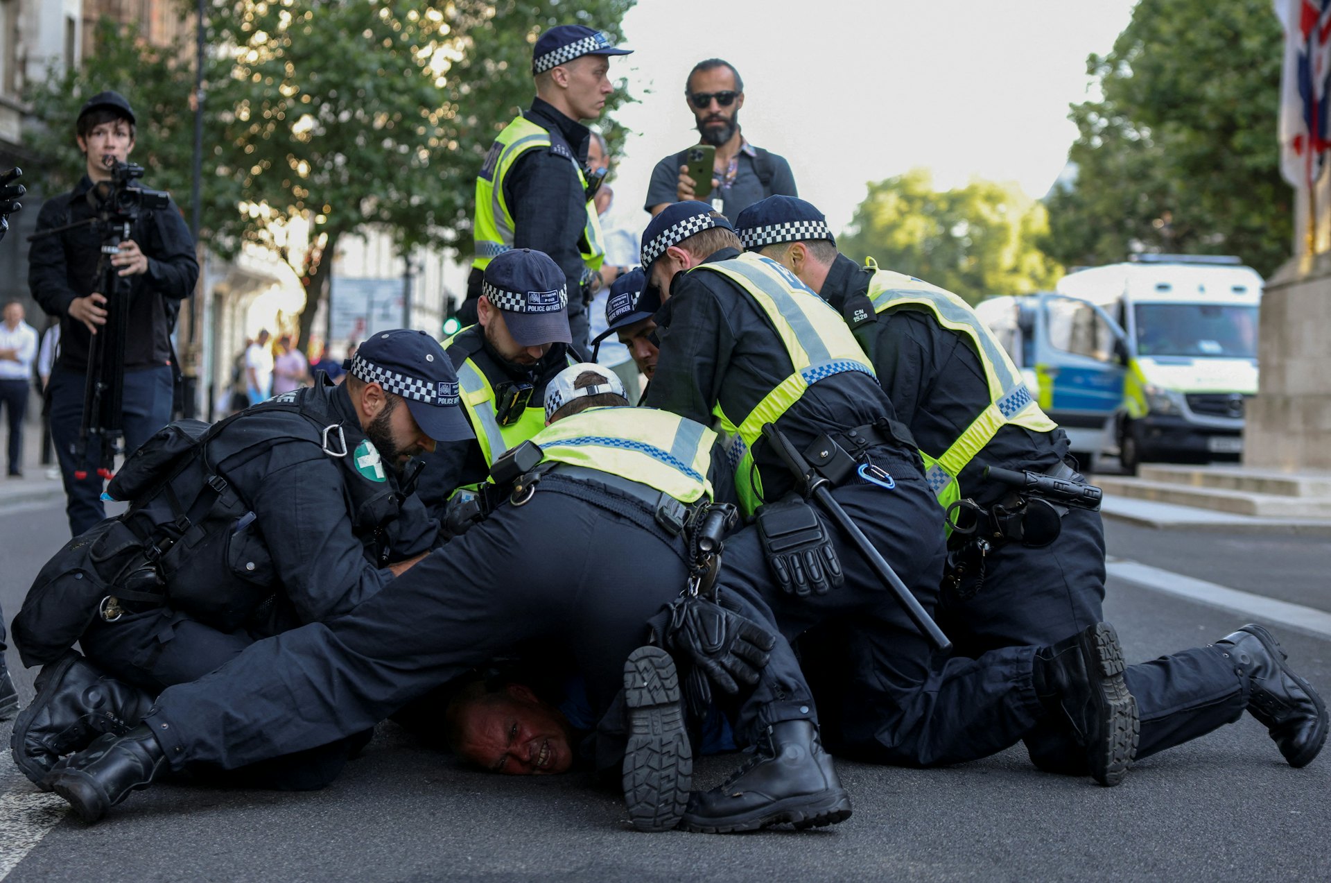 2024年7月31日,英國倫敦,警察在唐寧街附近拘捕一名示威者。(Reuters) 2024年7月31日,英國倫敦,警察在唐寧街附近拘捕一名示威者。(Reuters)