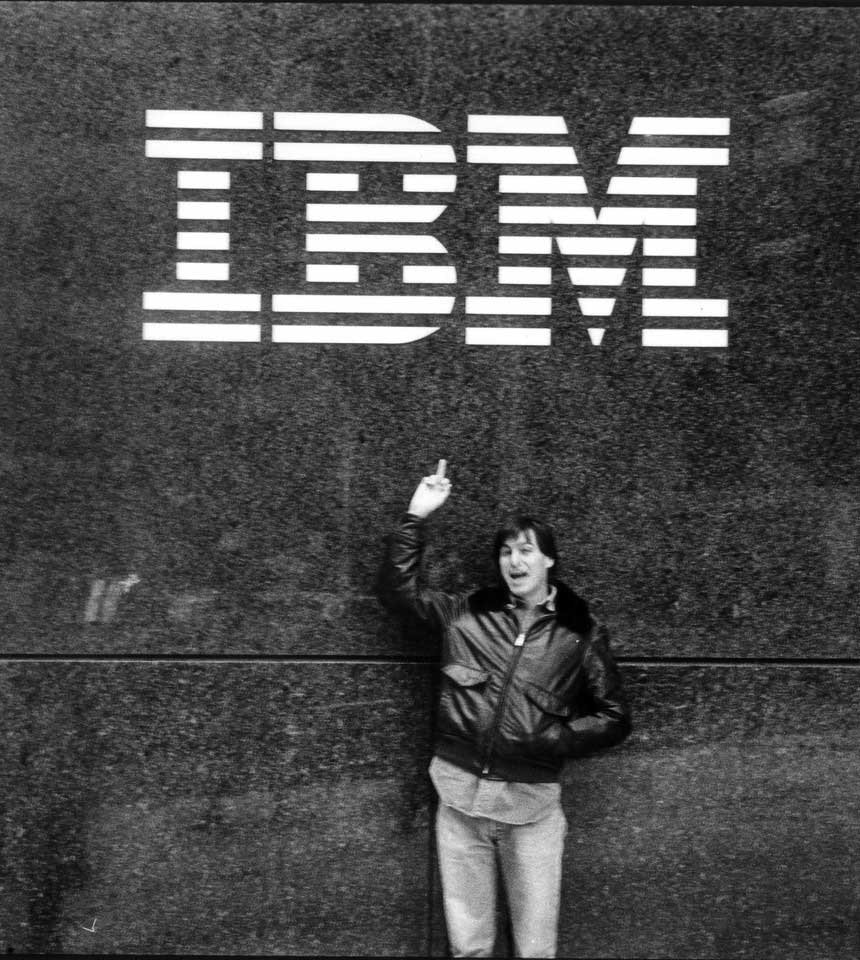 「Middle Finger to IBM」的黑白照（RR Auction）