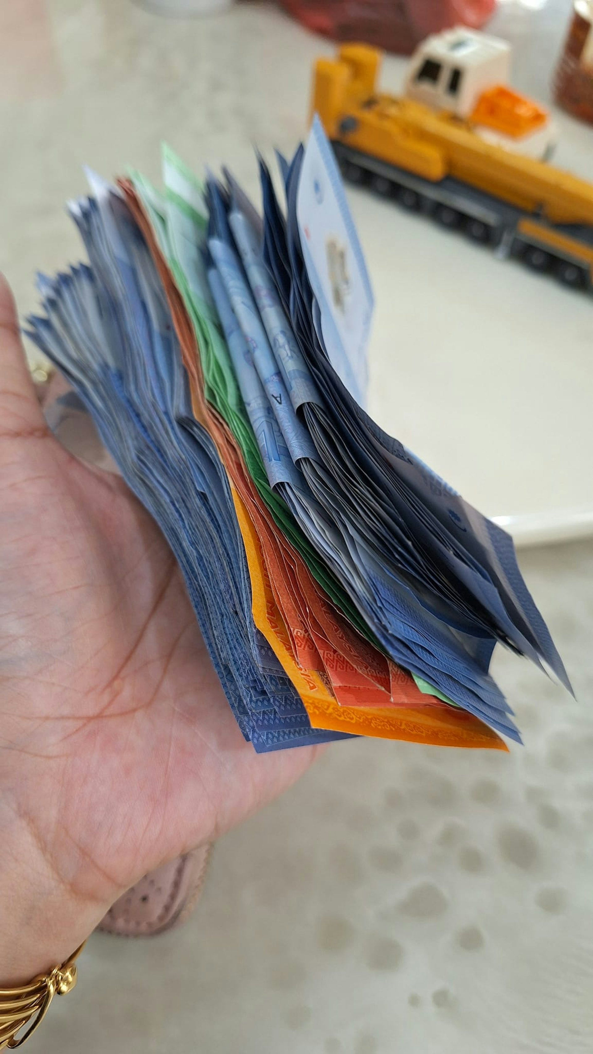 女童在校內售賣母親自家製曲奇,曾在1天內賺近300令吉。(「FB@Huspalita Hussain Arif 」圖片) 女童在校內售賣母親自家製曲奇,曾在1天內賺近300令吉。(「FB@Huspalita Hussain Arif 」圖片)