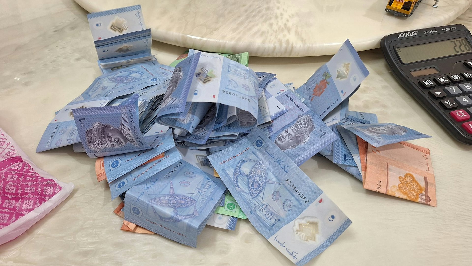 女童母親指曲奇是以優質原料制作,但考慮只拿到學校售賣,每片只收取4令吉。(「FB@Huspalita Hussain Arif 」圖片) 女童母親指曲奇是以優質原料制作,但考慮只拿到學校售賣,每片只收取4令吉。(「FB@Huspalita Hussain Arif 」圖片)