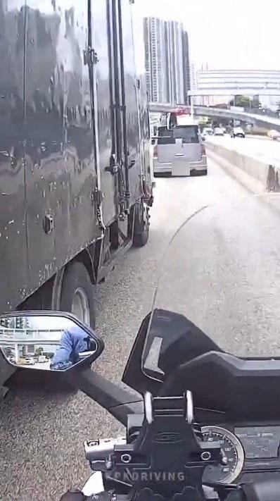 網上流傳的車cam片顯示，該輛重型貨車強行切線，車尾險些撞上快線上的電單車。（「的士司機資訊網 Taxi」FB影片截圖）
