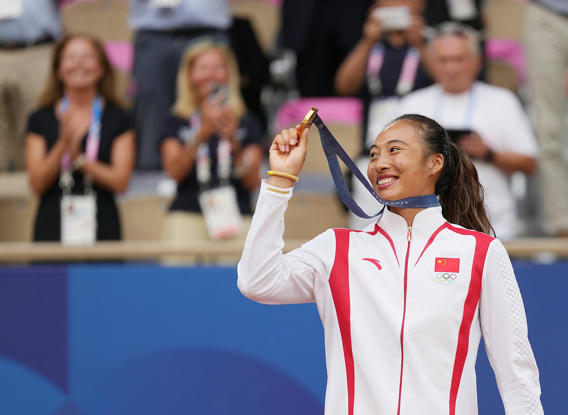 大陸選手鄭欽文網球女子單打奪金。(圖/新華社)