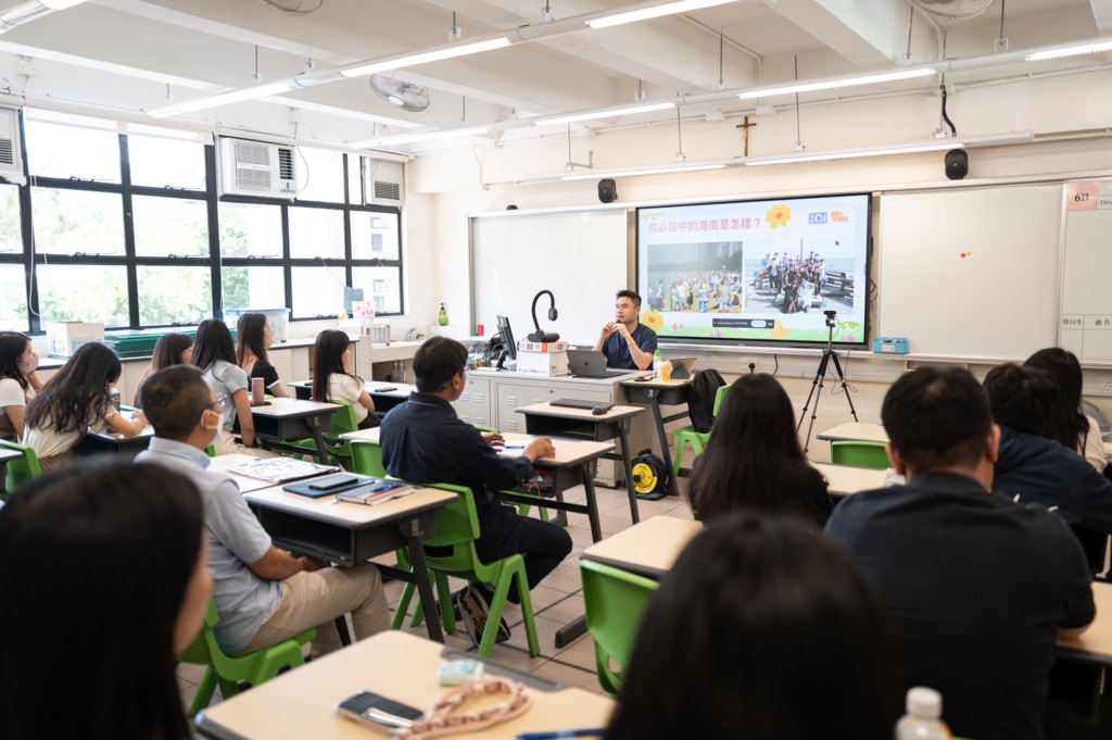 《香港01》早前到寶血會伍季明紀念學校，舉辦以「中國風土人情」為題的講座，向教師介紹新疆及海南的地貌、文化風情及美食等，加深對中國不同地域的認識和興趣。（歐嘉樂攝）