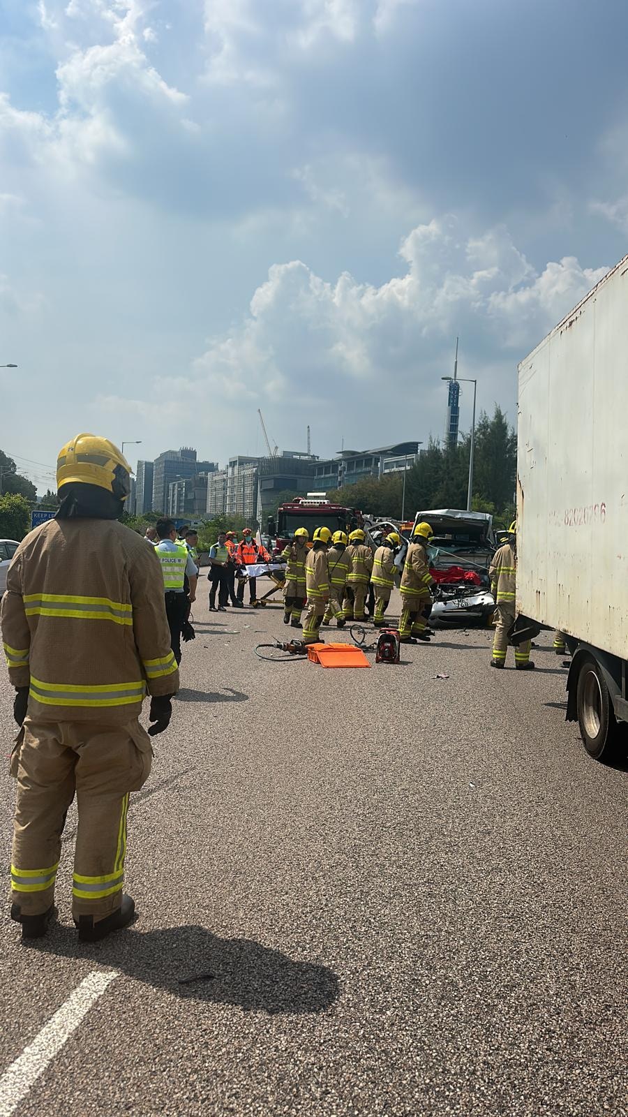 現場可見，涉事客貨車頭嚴重變形，車頭遭劏開，碎片散落一地。（讀者提供）