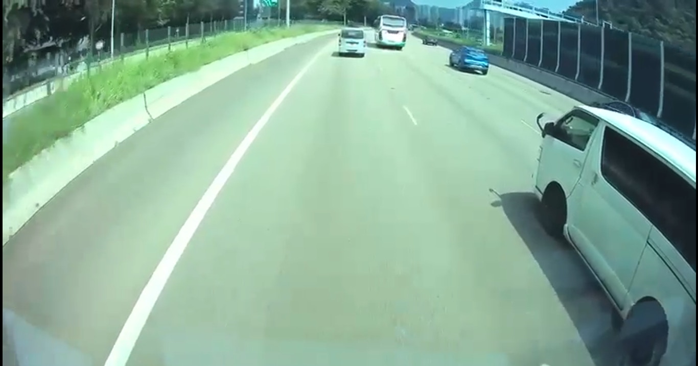 車CAM 片段顯示，客貨車沿慢線行駛。（片段截圖）