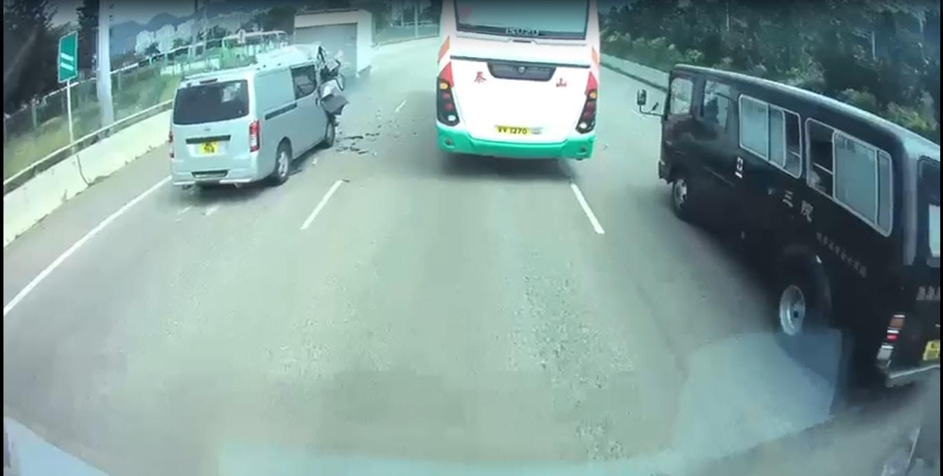 客貨車車頭嚴重變形，碎片散落一地。（片段截圖）