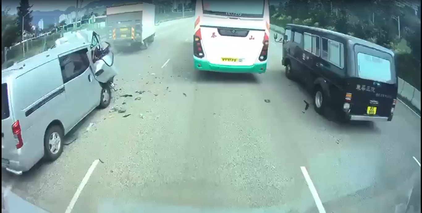 客貨車車頭嚴重變形，碎片散落一地。（片段截圖）