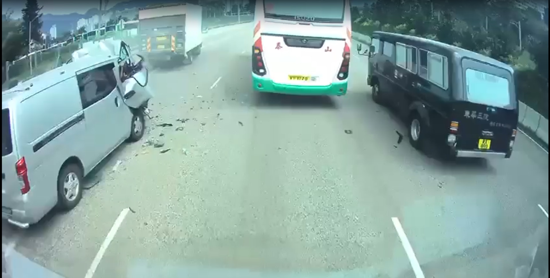 客貨車車頭嚴重變形,碎片散落一地。(片段截圖)