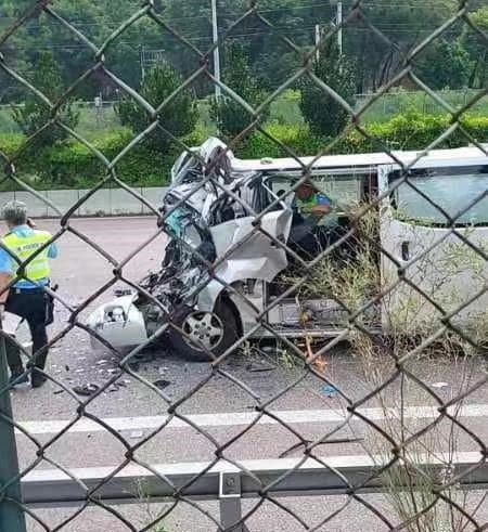 涉事客貨車車頭嚴重毀爛。（梁永保 / 馬路的事 (即時交通資訊台)）