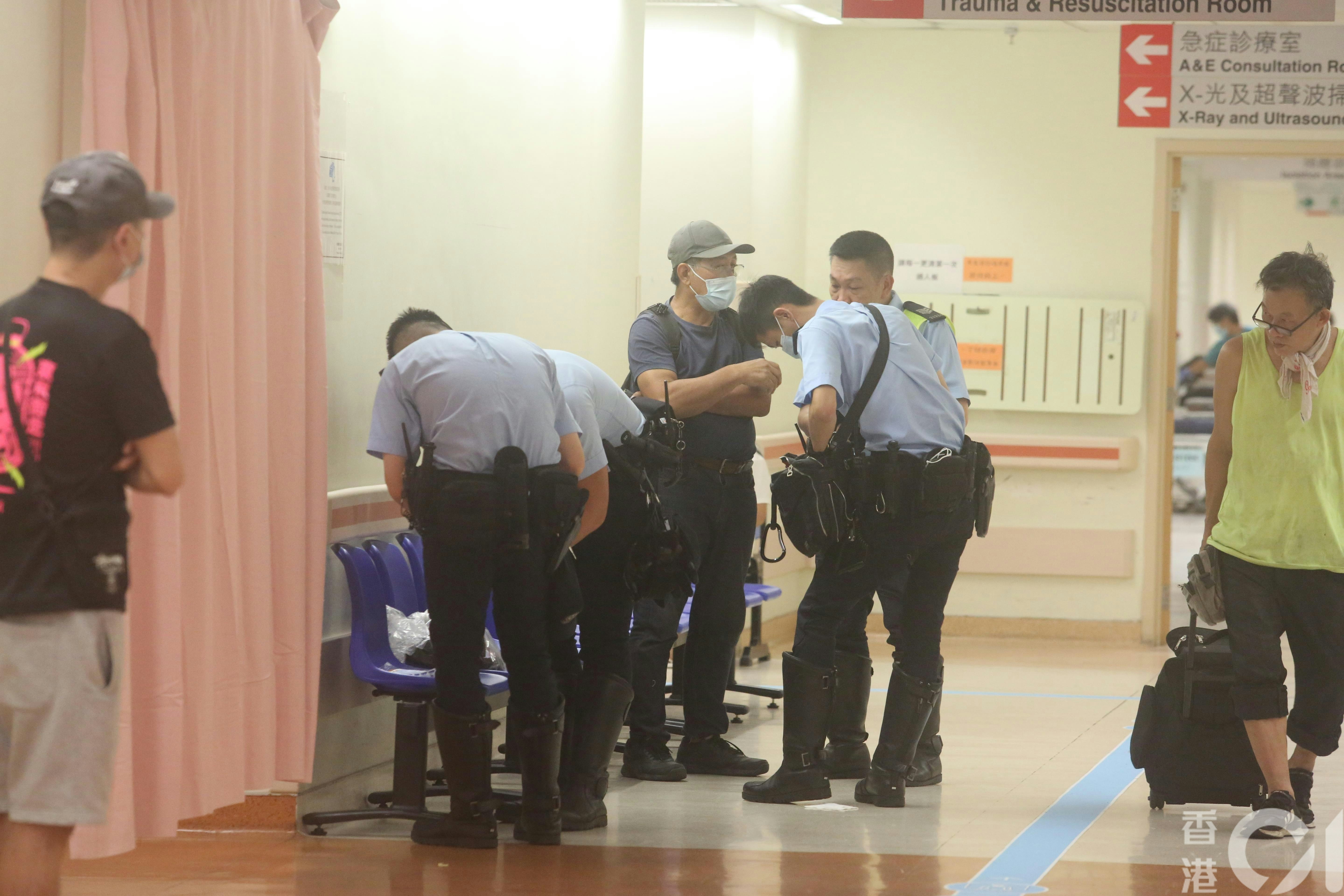 死者拍檔（戴帽者）趕抵醫院，悲慟不已。（林振華攝）