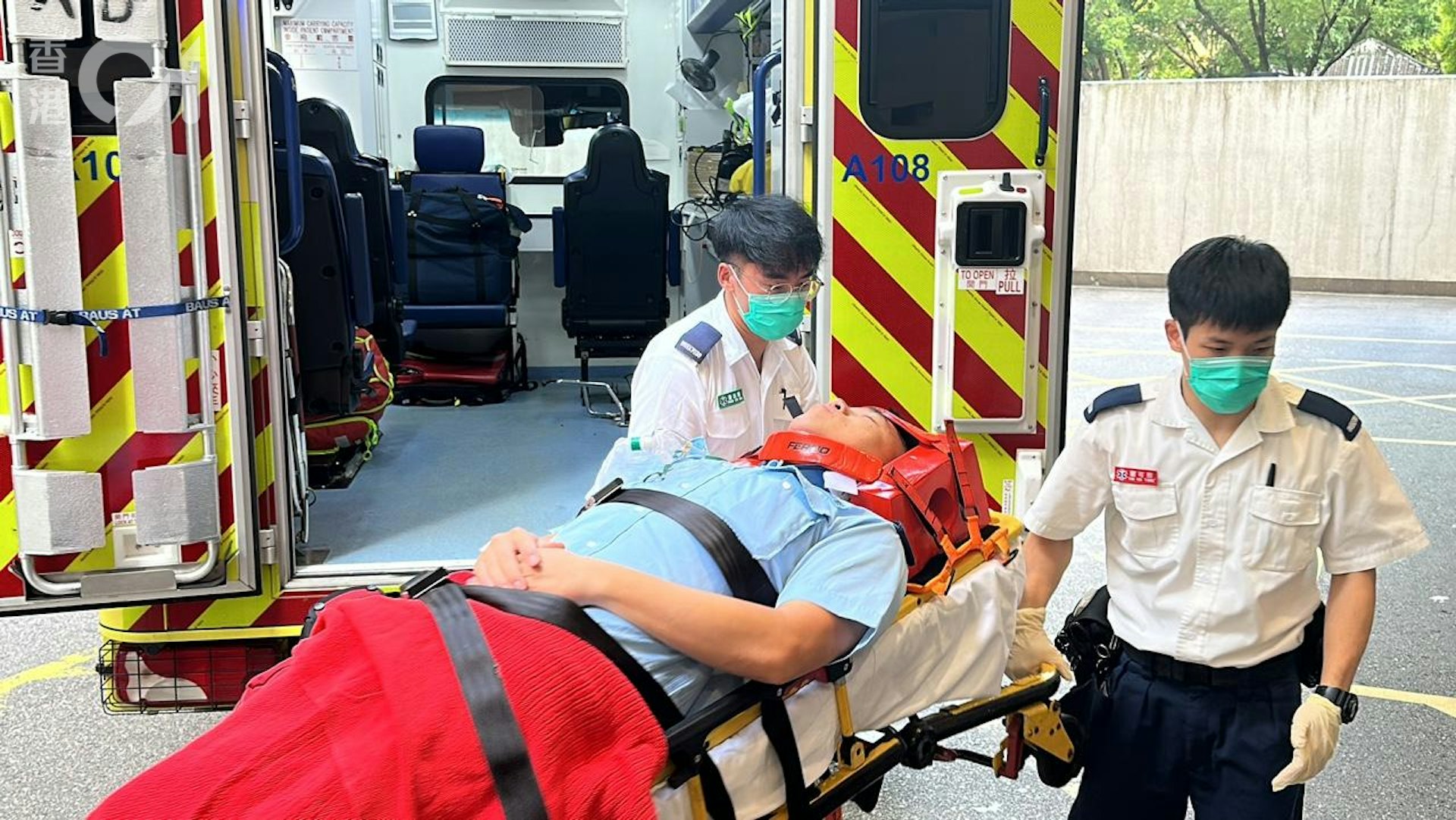 男警連人帶車倒地,被送往仁濟醫院治理,送院時戴上頸箍。(羅敏妍攝) 男警連人帶車倒地,被送往仁濟醫院治理,送院時戴上頸箍。(羅敏妍攝)