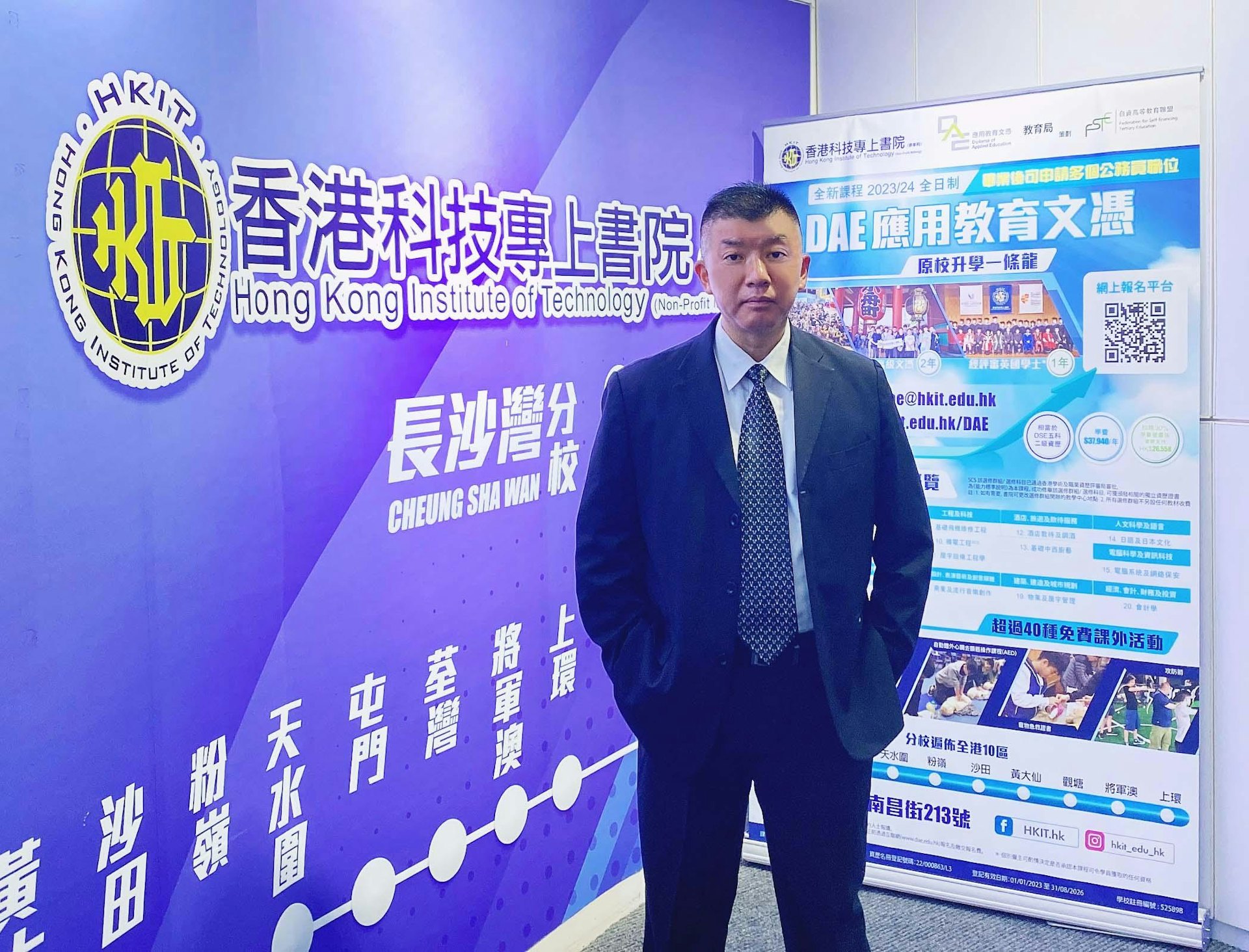 「學警預備訓練-應用教育文憑」課程導師:前警隊教官俞子龍先生(Mark Sir) ,退役前曾是警隊各精英部隊之成員,曾經担任的警隊部門涵蓋不同範疇之「行動部」以及「刑事偵緝部」,並且曾擔任警隊內的培訓工作。 「學警預備訓練-應用教育文憑」課程導師:前警隊教官俞子龍先生(Mark Sir) ,退役前曾是警隊各精英部隊之成員,曾經担任的警隊部門涵蓋不同範疇之「行動部」以及「刑事偵緝部」,並且曾擔任警隊內的培訓工作。