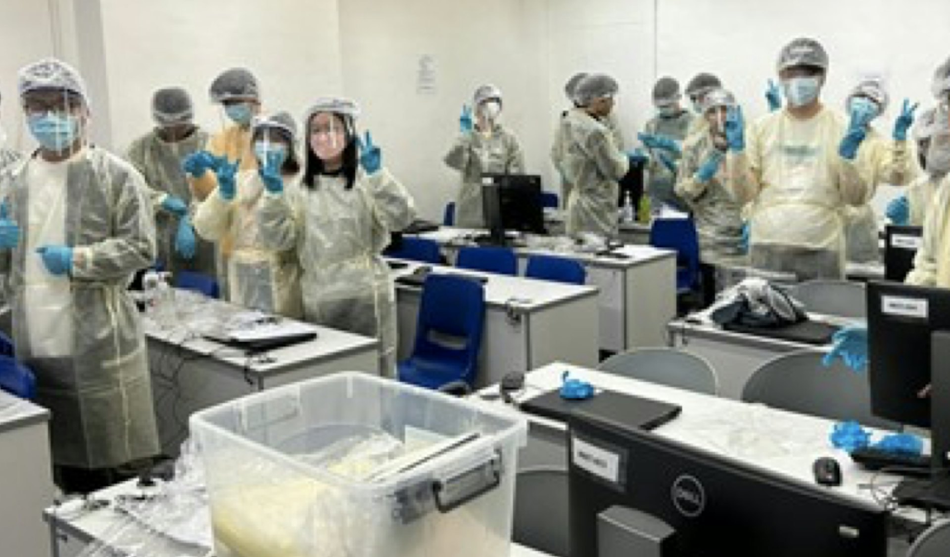 學員正在學習如何使用個人防護裝備 學員正在學習如何使用個人防護裝備