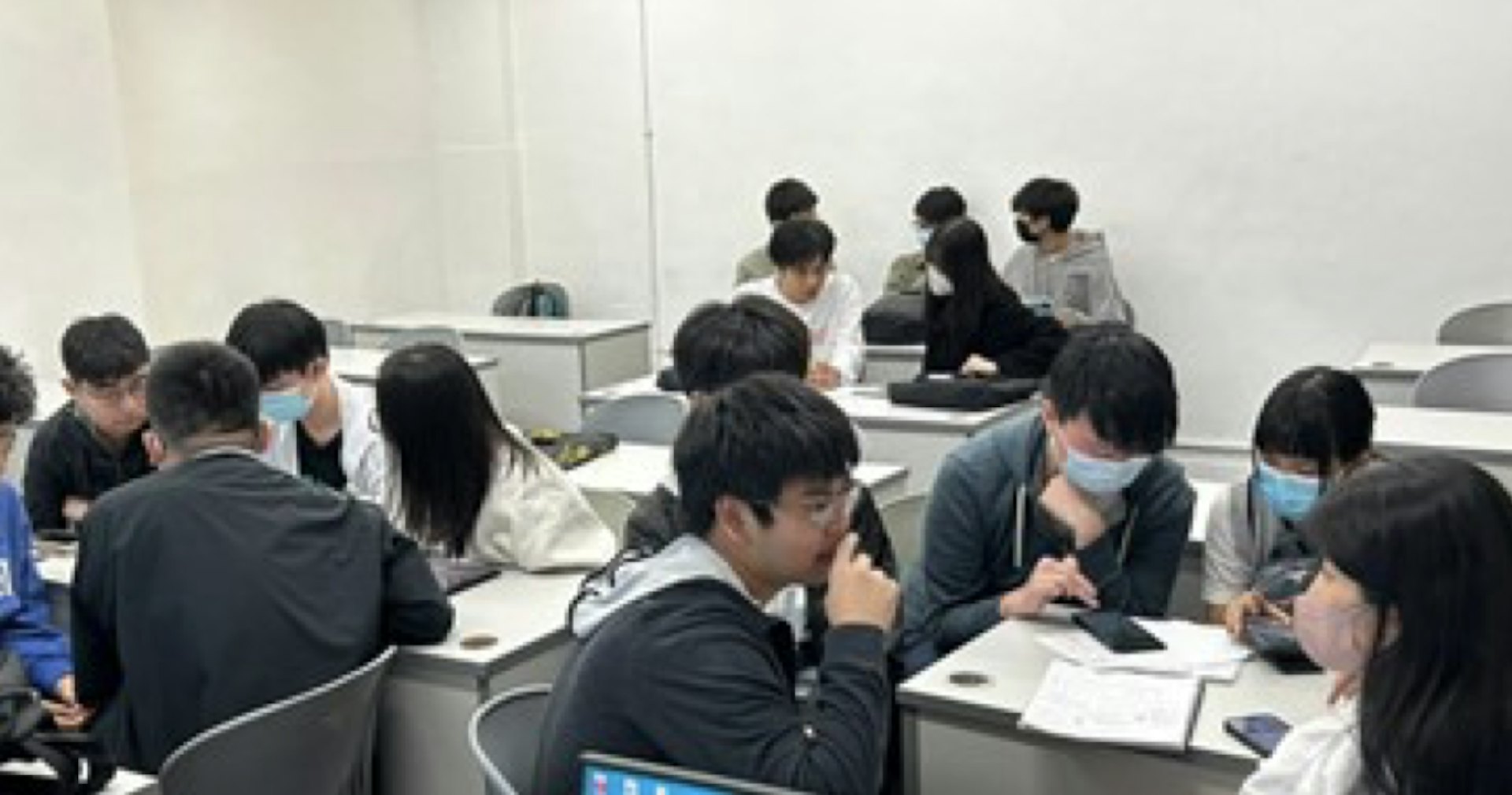 學員正進行小組交流討論如何減低護理照顧時個案的不安感 學員正進行小組交流討論如何減低護理照顧時個案的不安感