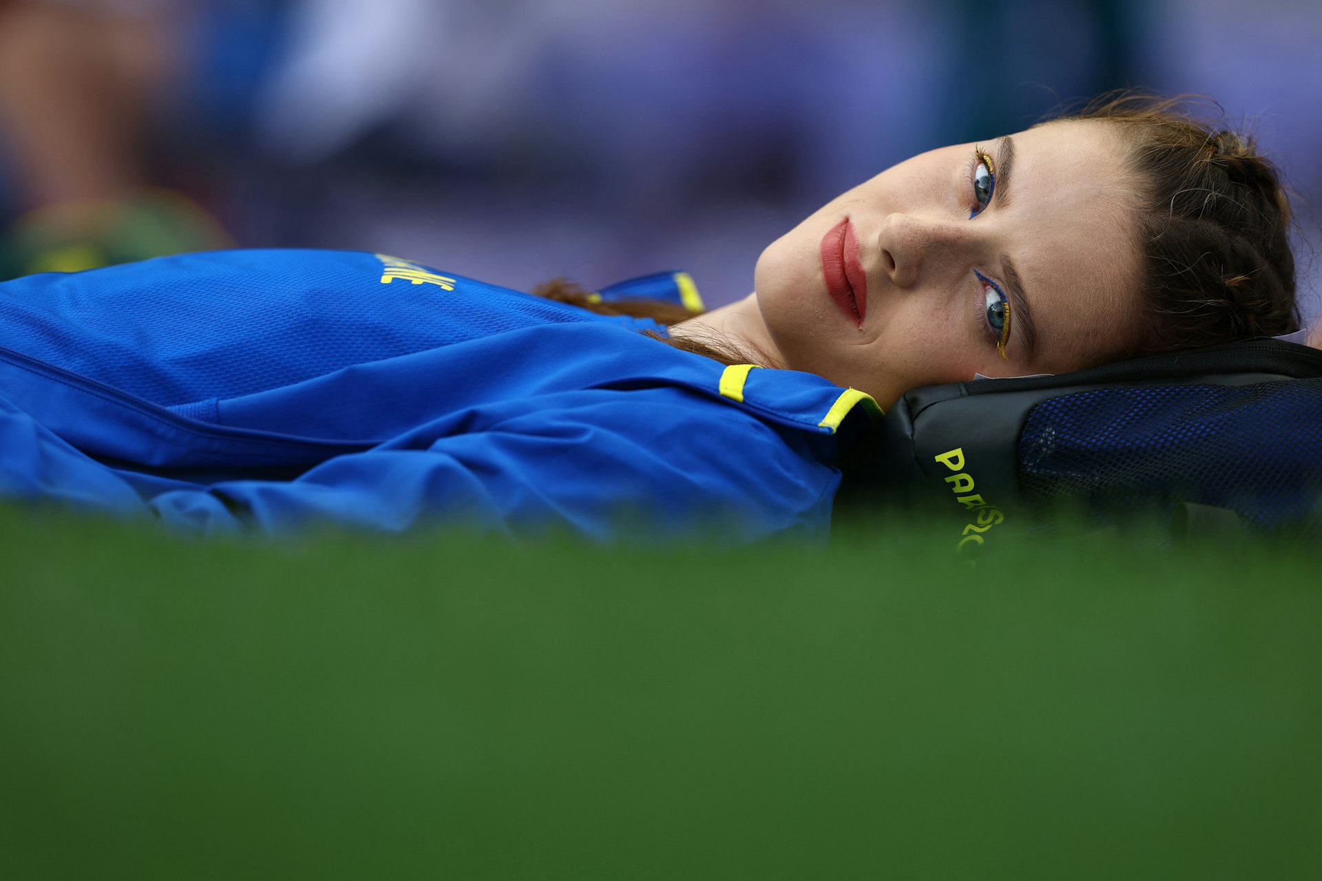 烏克蘭金牌跳高女神馬胡奇克上場前「先睡」,外媒拍下美顏如睡美人。(路透社)