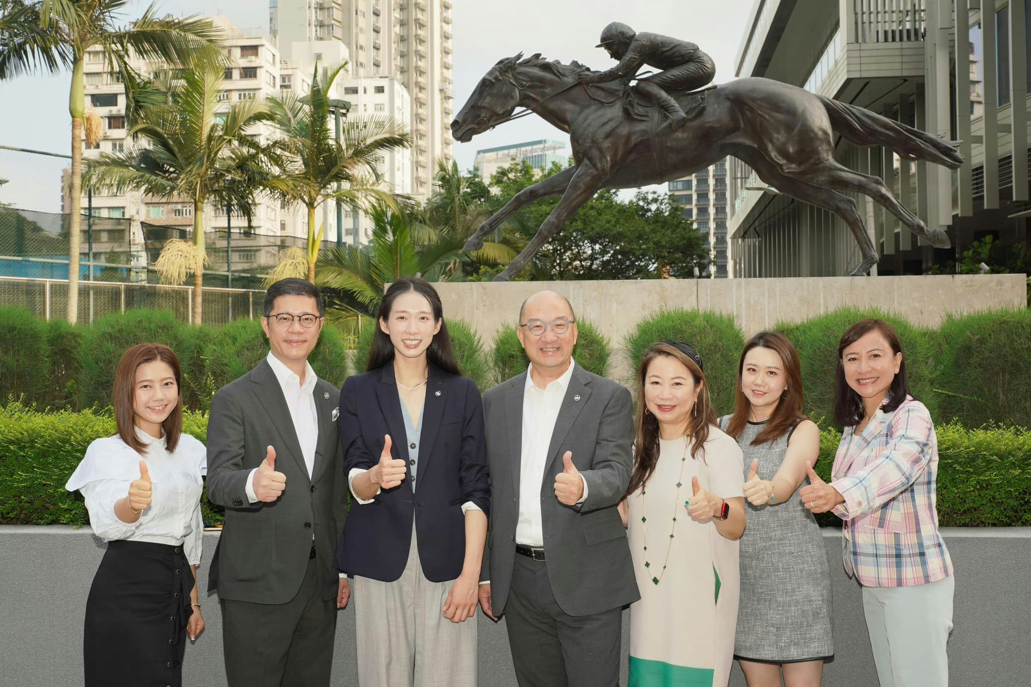 谭志源（中）今日下午3时在社交平台Facebook上公布江旻憓（左三）加入香港赛马会公司事务部 ，他表示，江旻憓将于8月11日履新，任职对外事务助理经理 。（谭志源Facebook截图）