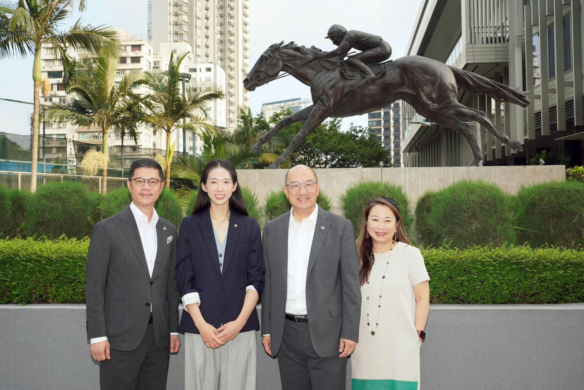 谭志源（右二）今日下午3时在社交平台Facebook上公布江旻憓（左二）加入香港赛马会公司事务部 ，他表示，江旻憓将于8月11日履新，任职对外事务助理经理。（谭志源Facebook截图）