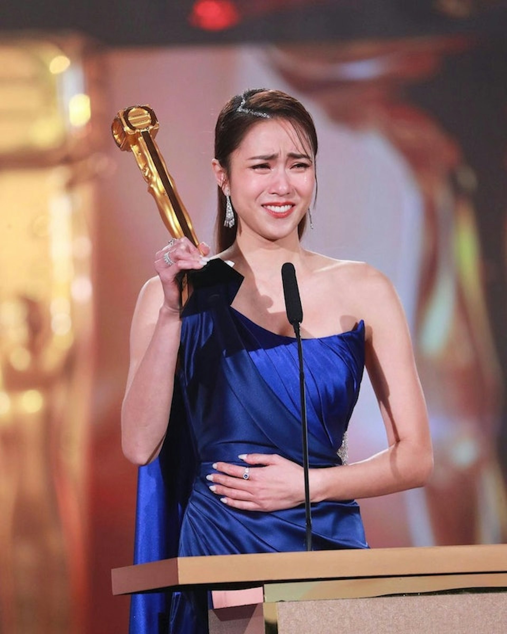劉穎鏇在TVB年度盛事《萬千星輝頒獎典禮2023》中,以大熱之勢奪得「飛躍進步女藝員」(IG@itstiffanylau)