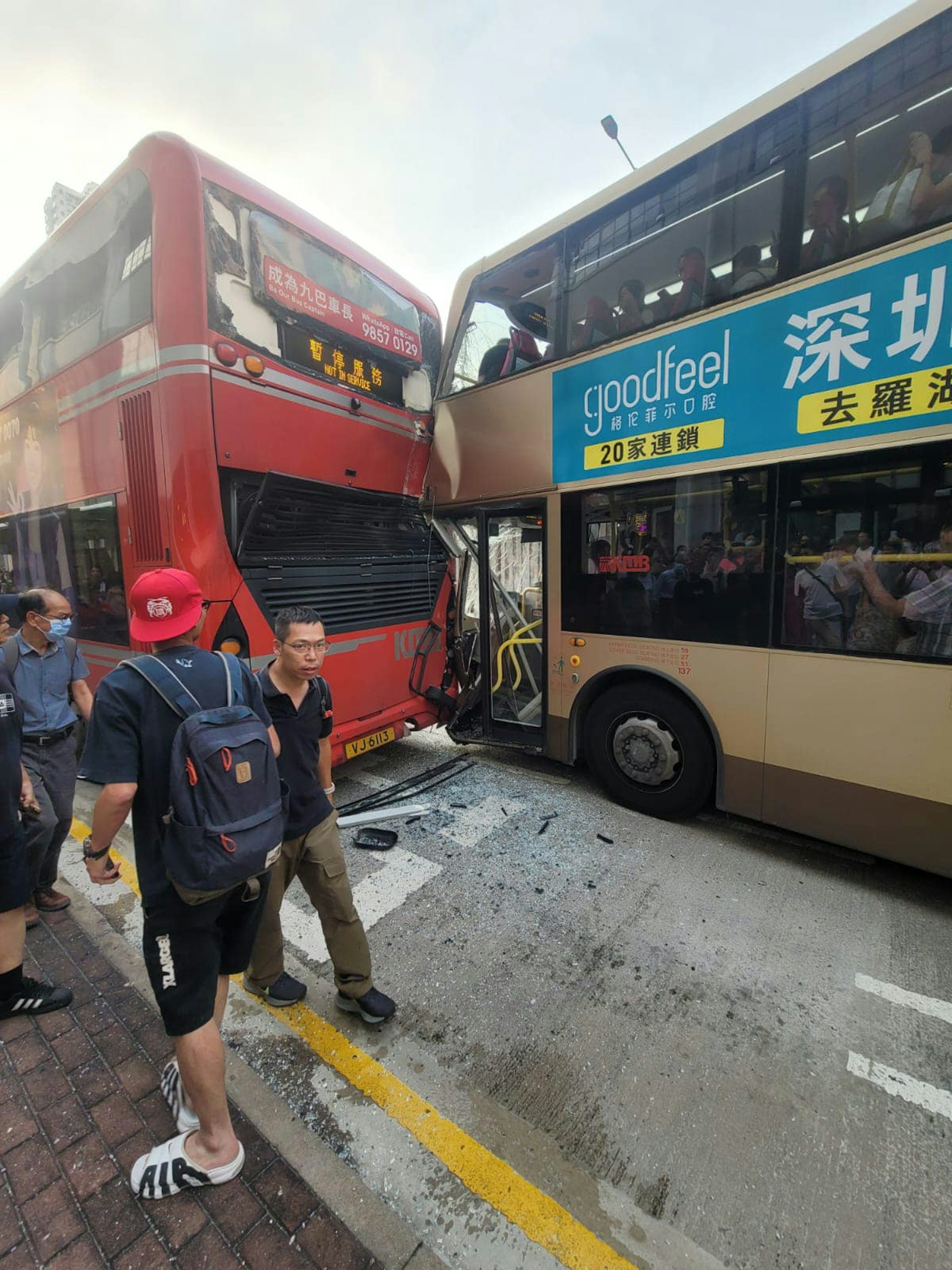 兩輛九巴在荃灣南豐紗廠對開相撞,多人受傷,其中一輛巴士車頭撞至變形。(fb馬路的事討論區/Bosco Chu) 兩輛九巴在荃灣南豐紗廠對開相撞,多人受傷,其中一輛巴士車頭撞至變形。(fb馬路的事討論區/Bosco Chu)