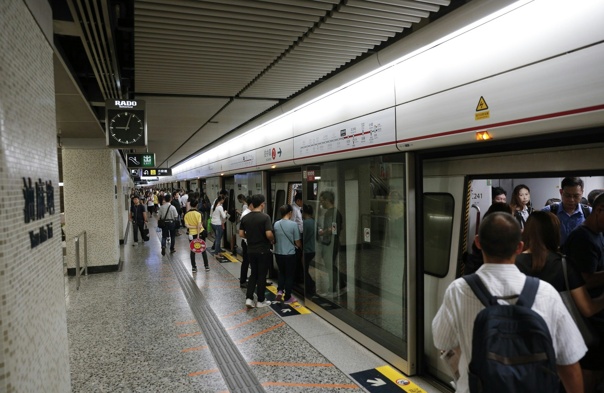 當樓主於港鐵站候車時，1名內地女童突然左攝右攝，意圖插隊，他本想開口大罵，不料聽到女童的父親主動出聲喝止。（示意圖 / 資料圖片）