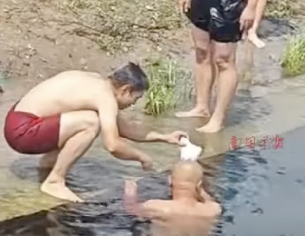 想当全红婵第二?北京大叔想挑战水花消失术结果头破血流送医(视频/组图) - 4