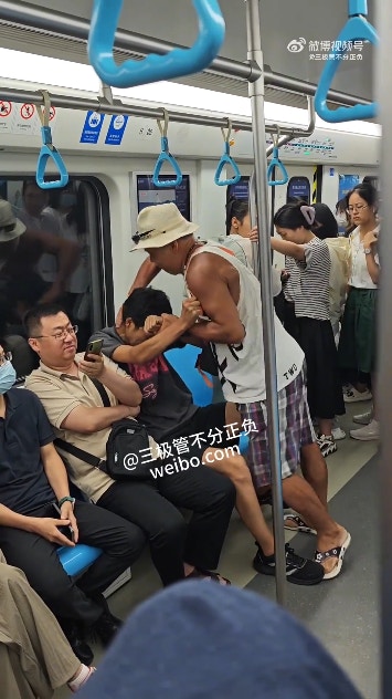 青島地鐵3號線中一名年輕男子疑因座位問題，遭到一名長者暴打。（影片截圖）