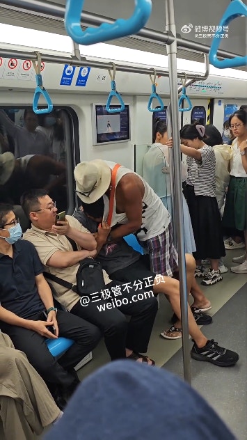 青島地鐵3號線中一名年輕男子疑因座位問題，遭到一名長者暴打。（影片截圖）