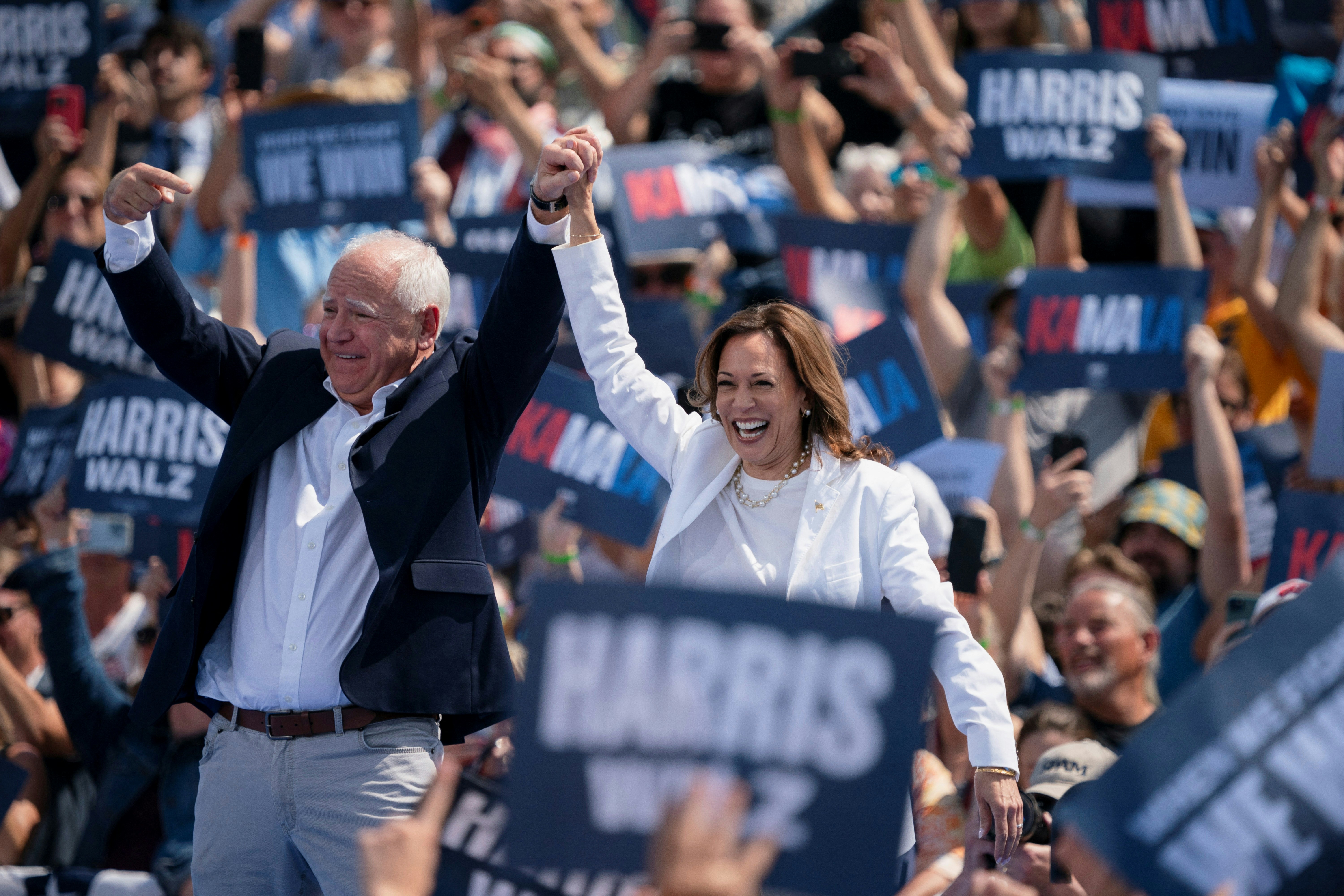 美國民主黨總統候選人賀錦麗（Kamala Harris）與副手沃爾茲（Tim Walz）（路透社）
