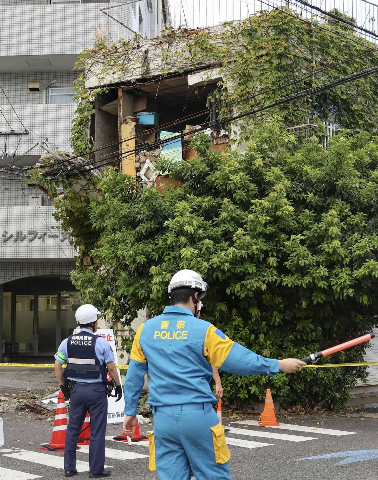 圖為2024年8月8日,日本宮崎縣日向灘外海7.1級地震發生後,警察接報到場,在宮崎縣一棟受損建築物附近執勤。(Reuters) 圖為2024年8月8日,日本宮崎縣日向灘外海7.1級地震發生後,警察接報到場,在宮崎縣一棟受損建築物附近執勤。(Reuters)