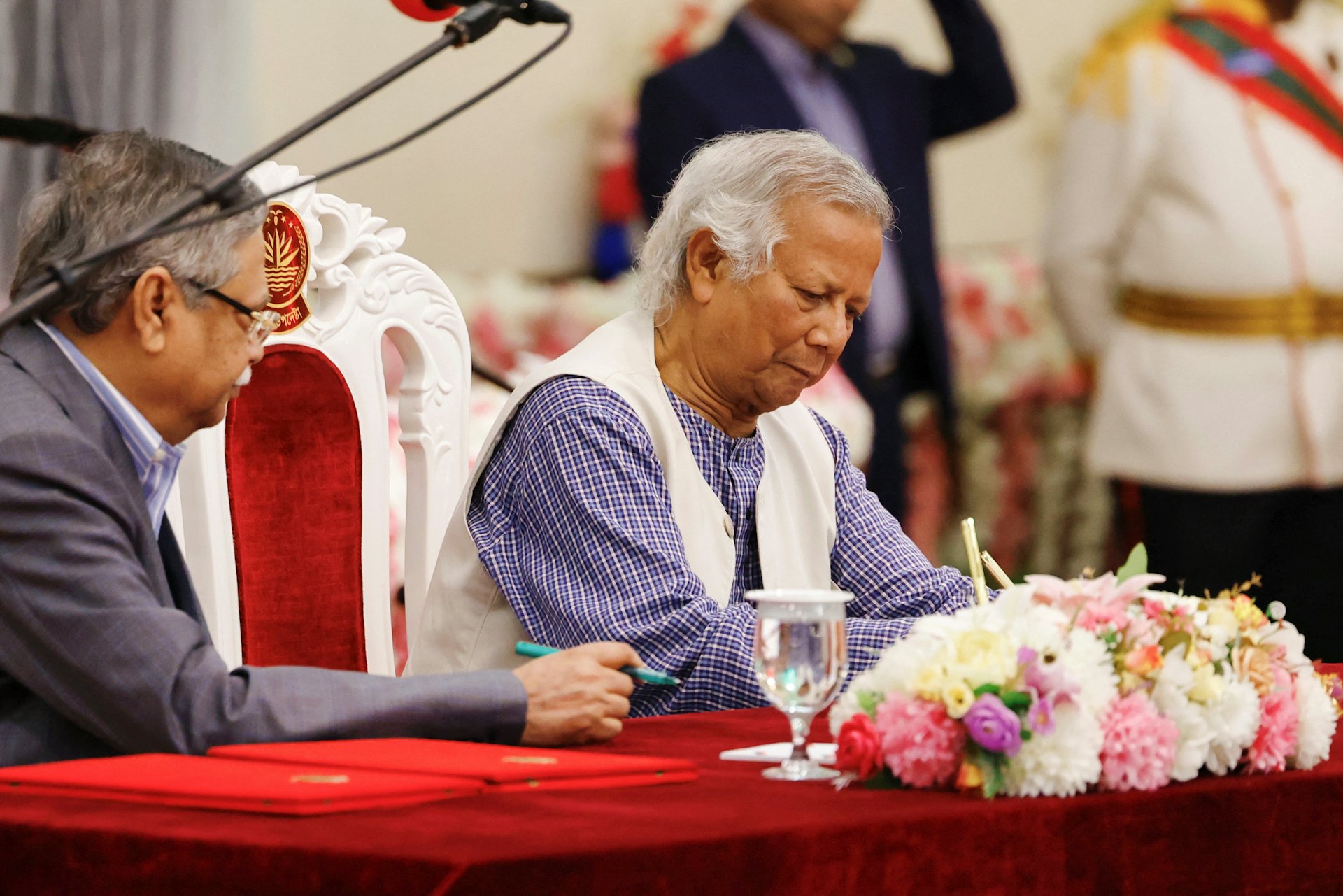 圖為2024年8月8日,諾貝爾和平獎得主尤努斯(Muhammad Yunus)領導臨時政府宣誓就職。(Reuters) 圖為2024年8月8日,諾貝爾和平獎得主尤努斯(Muhammad Yunus)領導臨時政府宣誓就職。(Reuters)