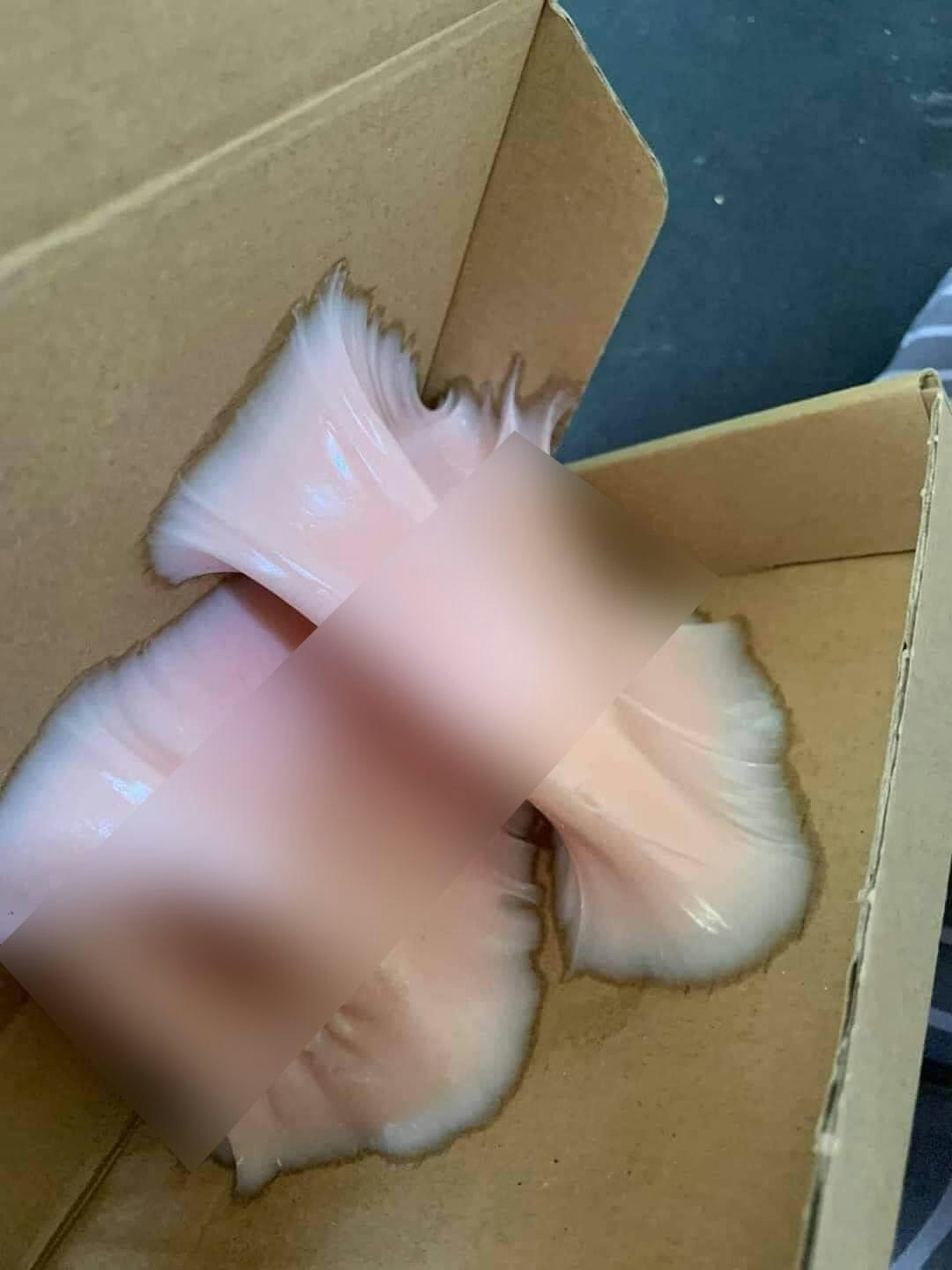 有港男聲稱在網上購買情趣用品,打開紙盒卻發現飛機杯不只融掉,更黏附着紙盒。(FB「淘寶唔開心share (中伏group)」圖片) 有港男聲稱在網上購買情趣用品,打開紙盒卻發現飛機杯不只融掉,更黏附着紙盒。(FB「淘寶唔開心share (中伏group)」圖片)