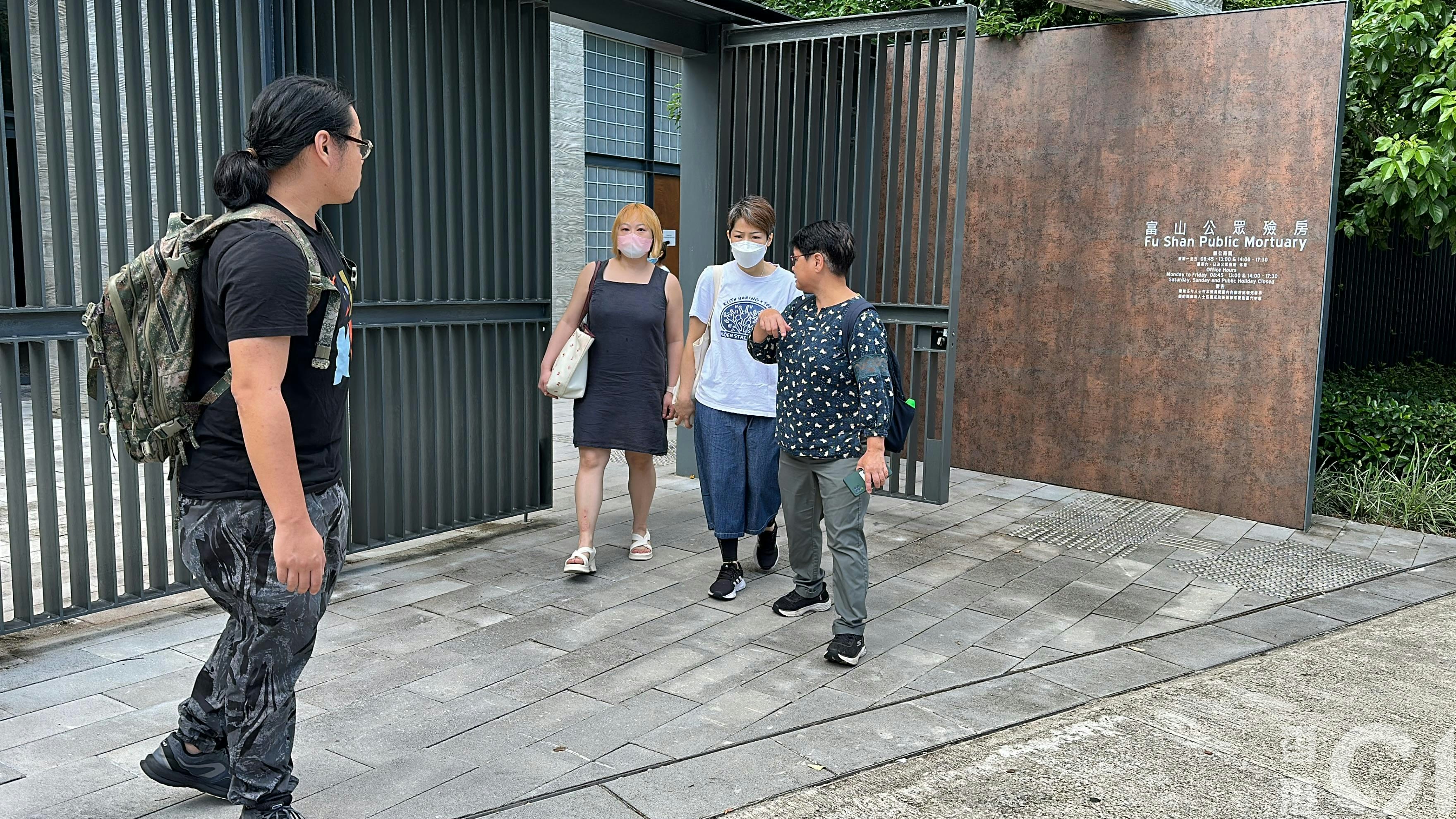 黃太今早（9日）到沙田富山殮房認屍。（黃學潤攝）