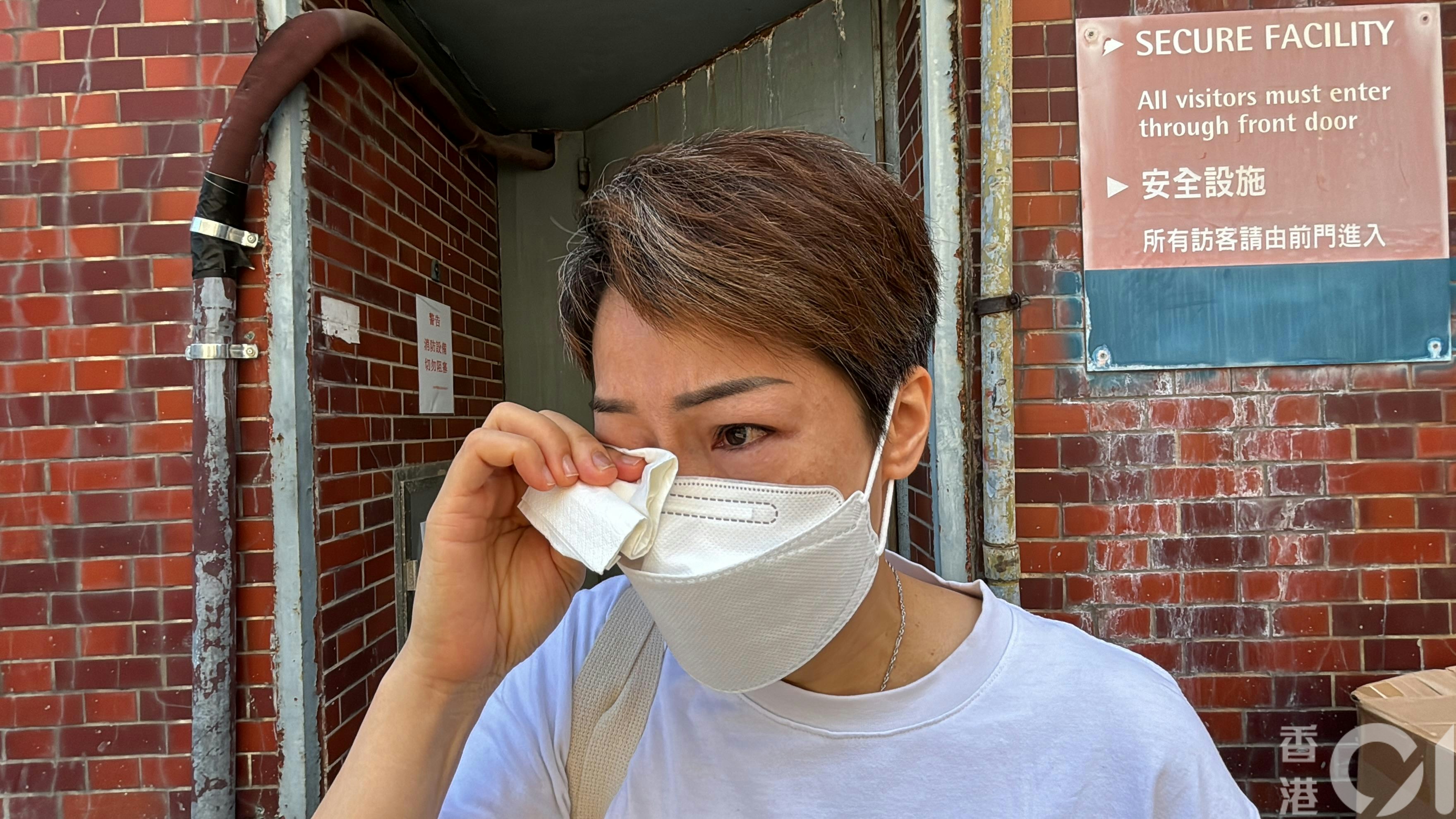 黃太憶述昨午收到醫院通知正為其丈急救的情況，哭成淚人。（黃學潤攝）