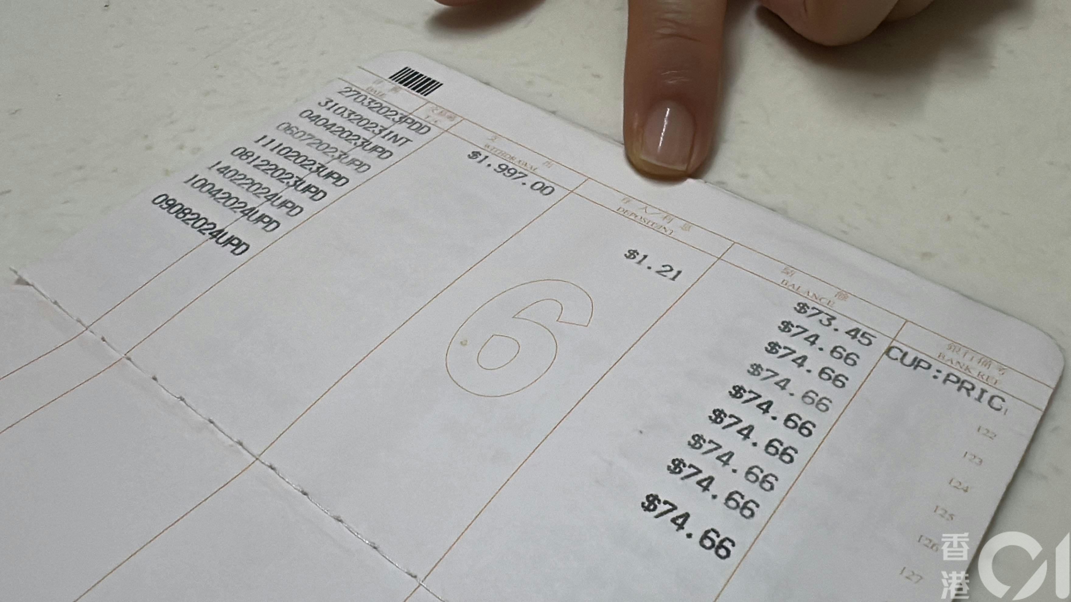 她翻查丈夫的銀行簿，發現結餘僅得74元港幣。（黃學潤攝）