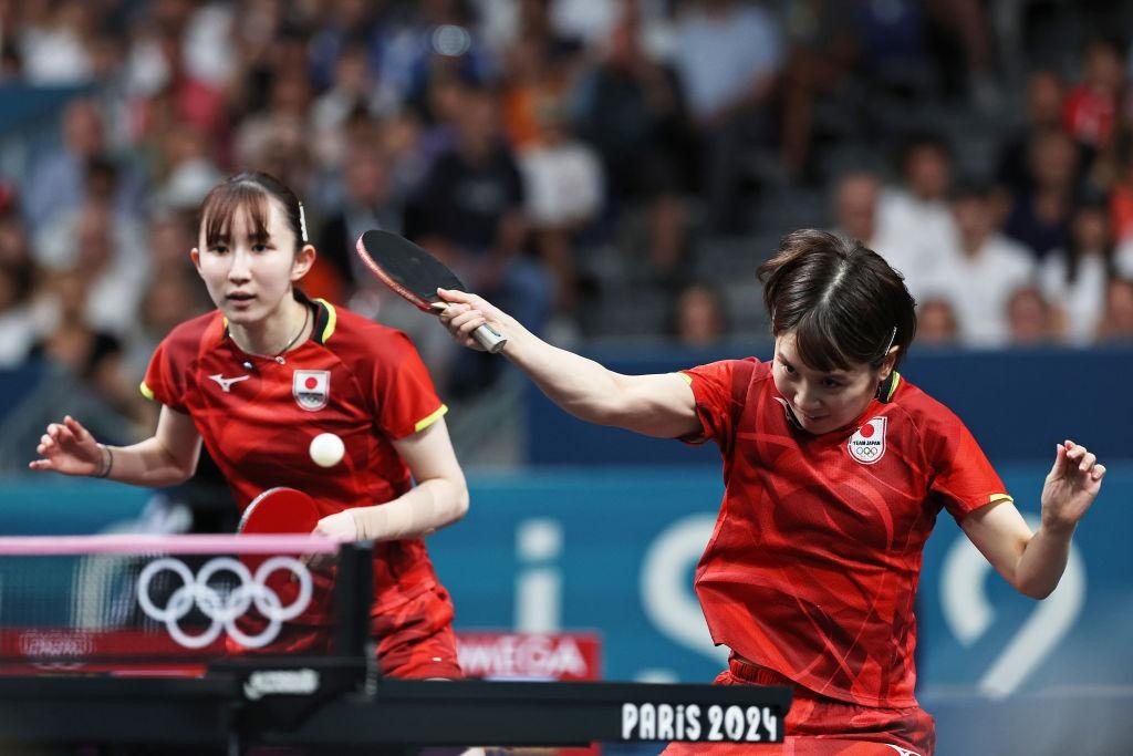 日本女雙通常用左手的早日希娜拍右手的平野美宇。（Getty Images）