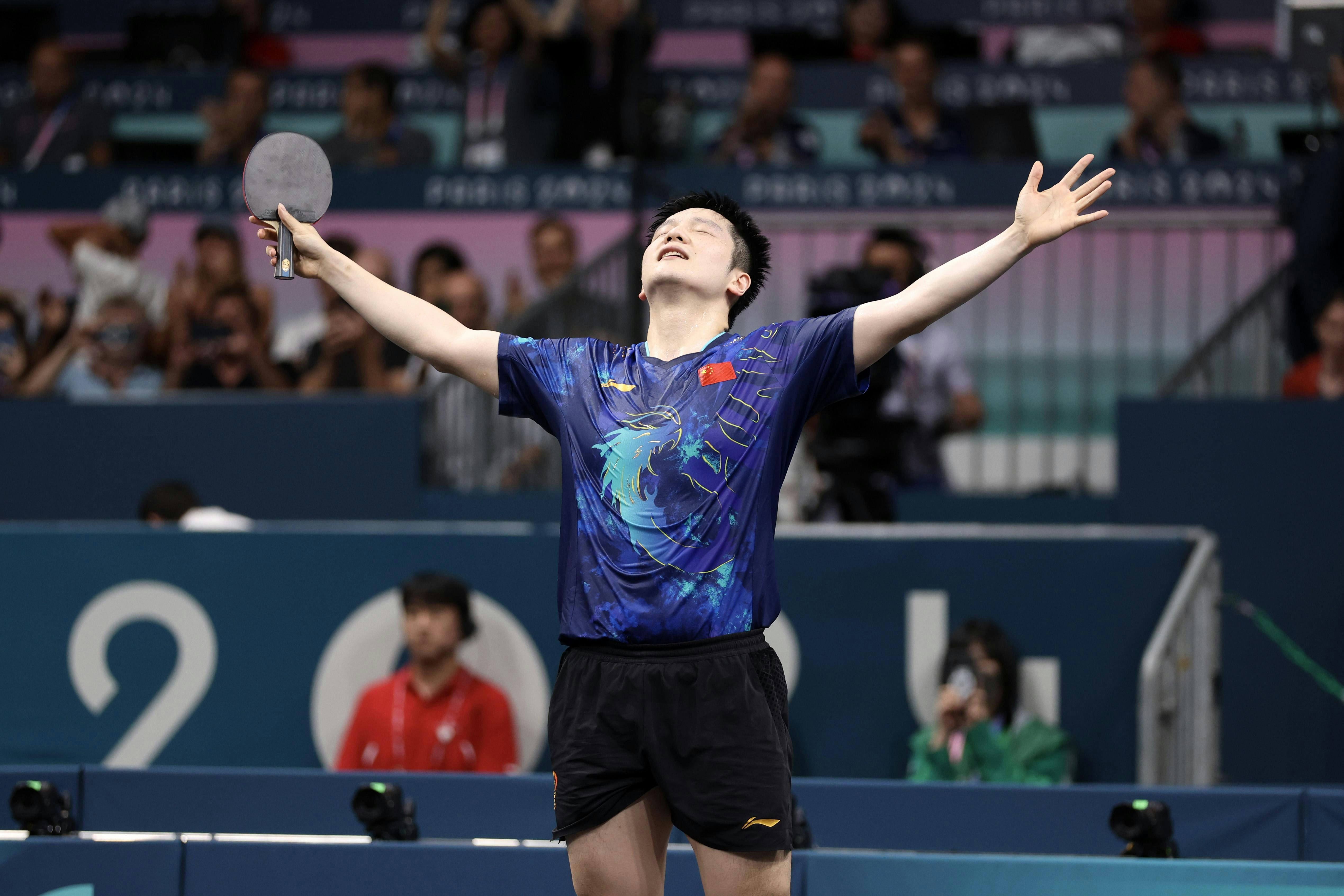 八強時樊振東一度陷入苦戰，賽後模仿比寧咸慶祝。（Getty Images）