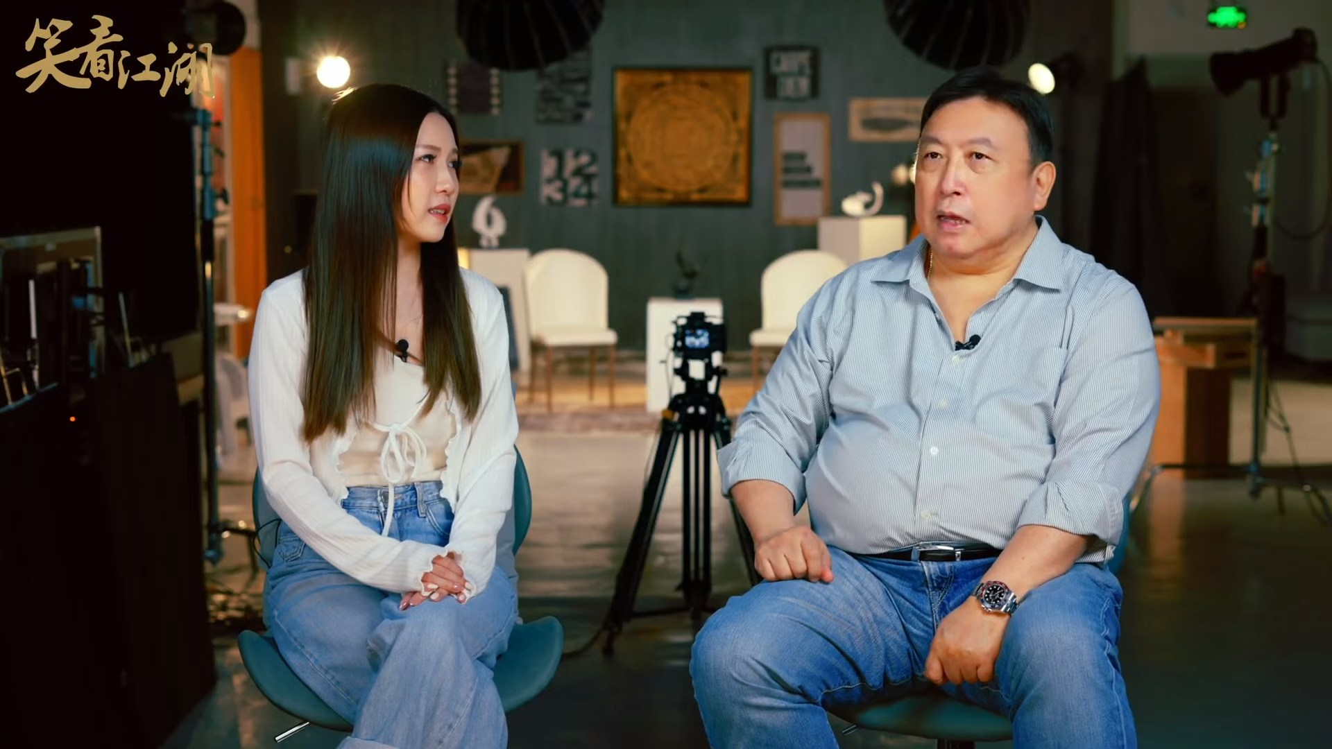 王晶於個人Youtube頻道《王晶笑看江湖》與女兒王子涵對談，提到老拍檔與曾經的好友周星馳。（《王晶夭看江湖》節目截圖）