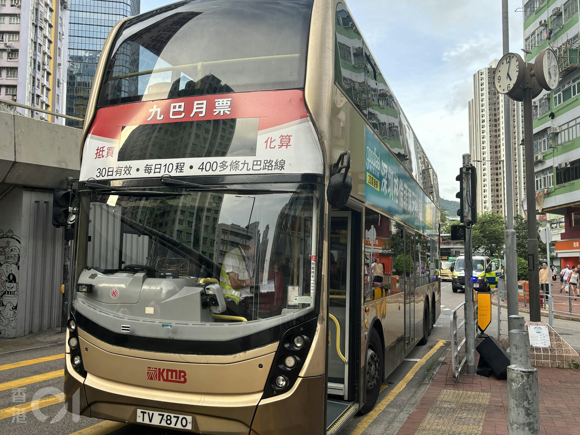 涉事九巴在荃灣大河道近荃灣街市街路口,撞毀一組交通燈。(林振華攝) 涉事九巴在荃灣大河道近荃灣街市街路口,撞毀一組交通燈。(林振華攝)