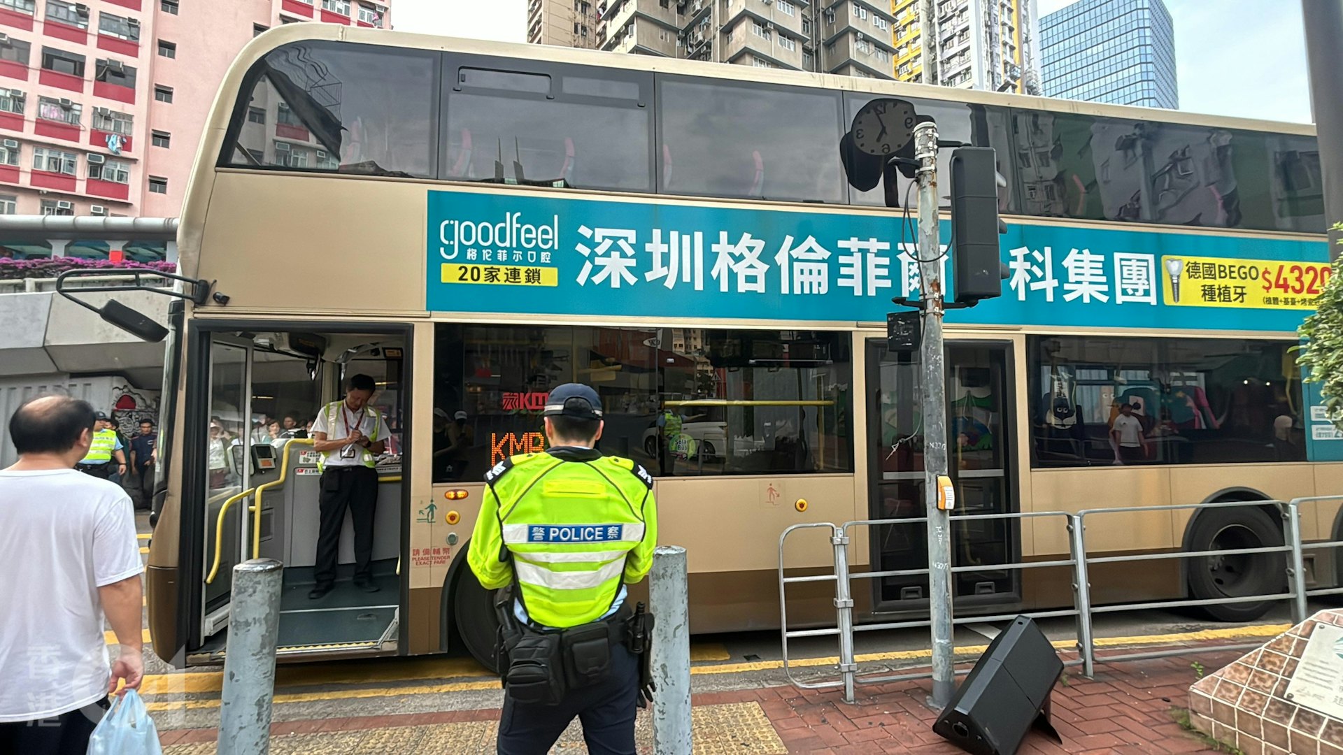 荃灣大河道九巴撞毀交通燈 近荃灣街市街三角路口交通燈一度失靈 荃灣大河道九巴撞毀交通燈 近荃灣街市街三角路口交通燈一度失靈