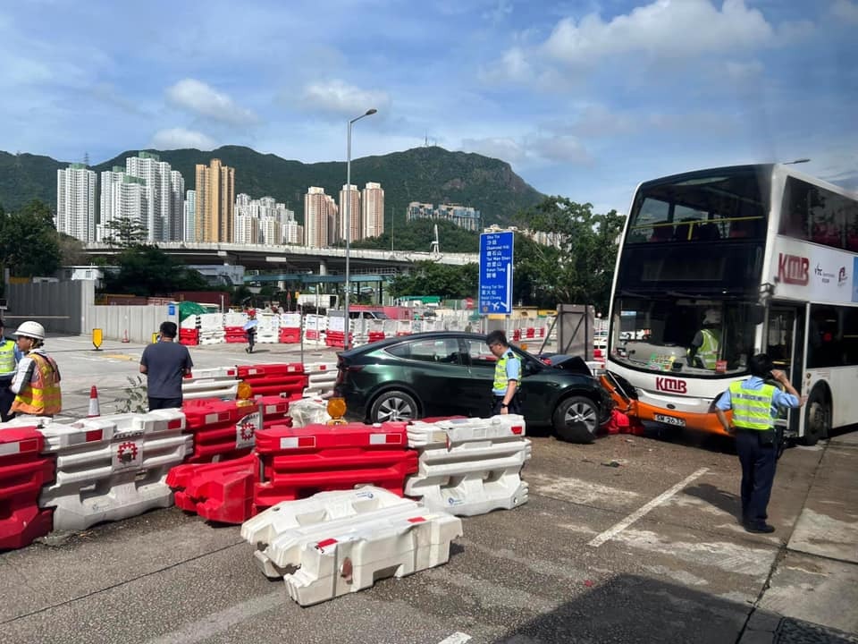 涉事Tesla與九巴相撞，掃毀多個水馬。（Sam Leung / 車cam L（香港群組））